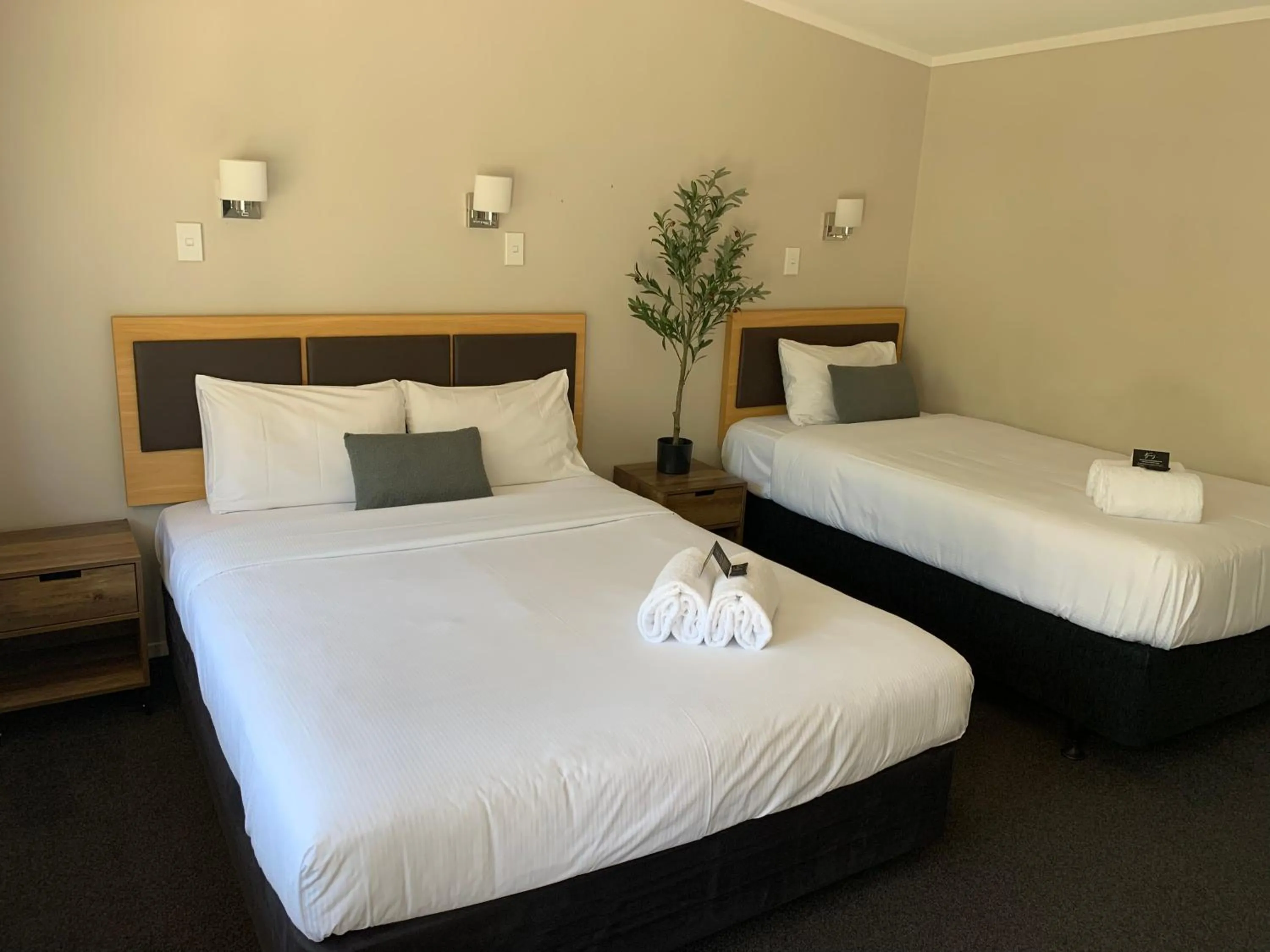 Bedroom, Bed in Travellers Inn Motel