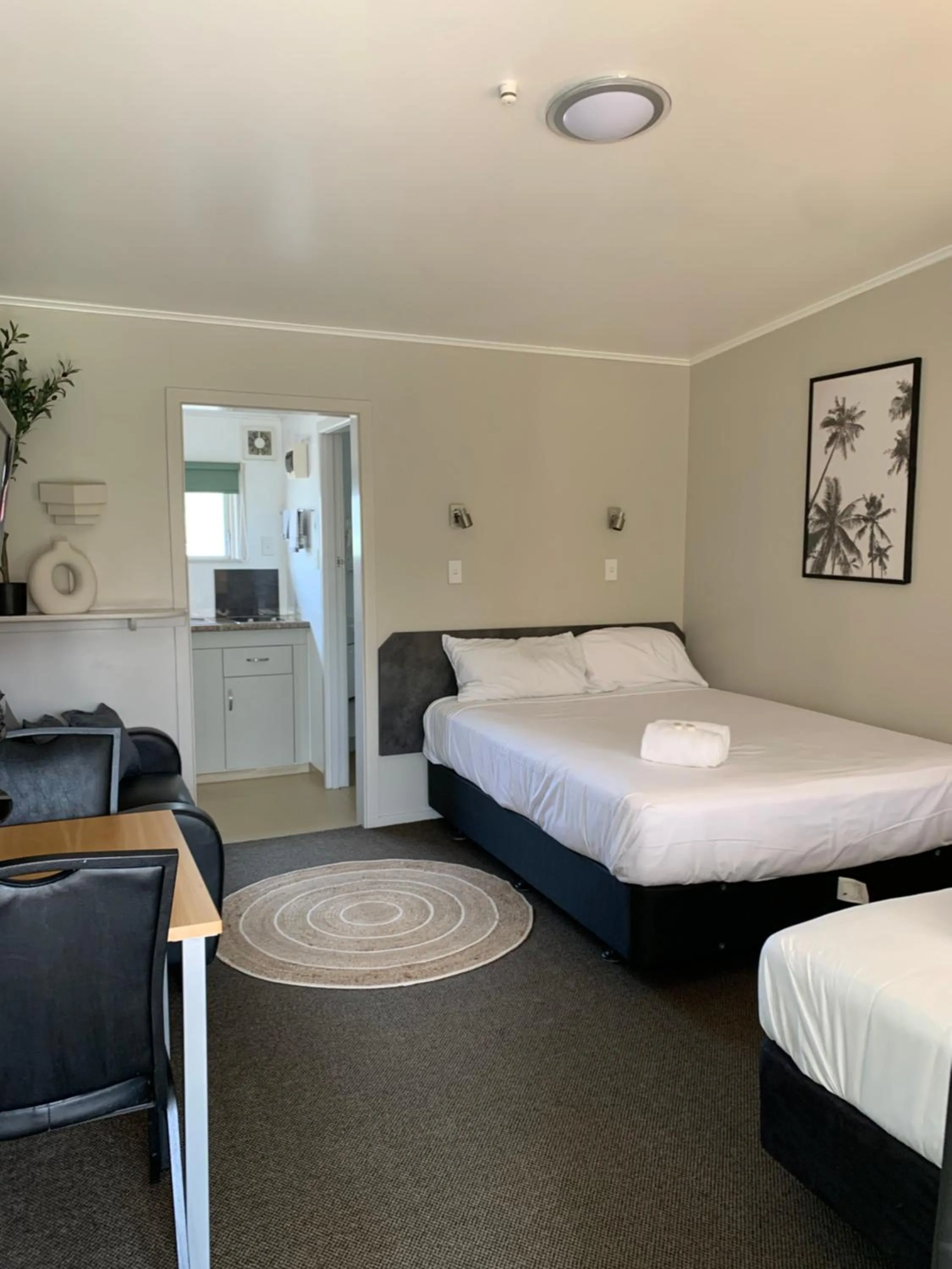 Bed in Travellers Inn Motel