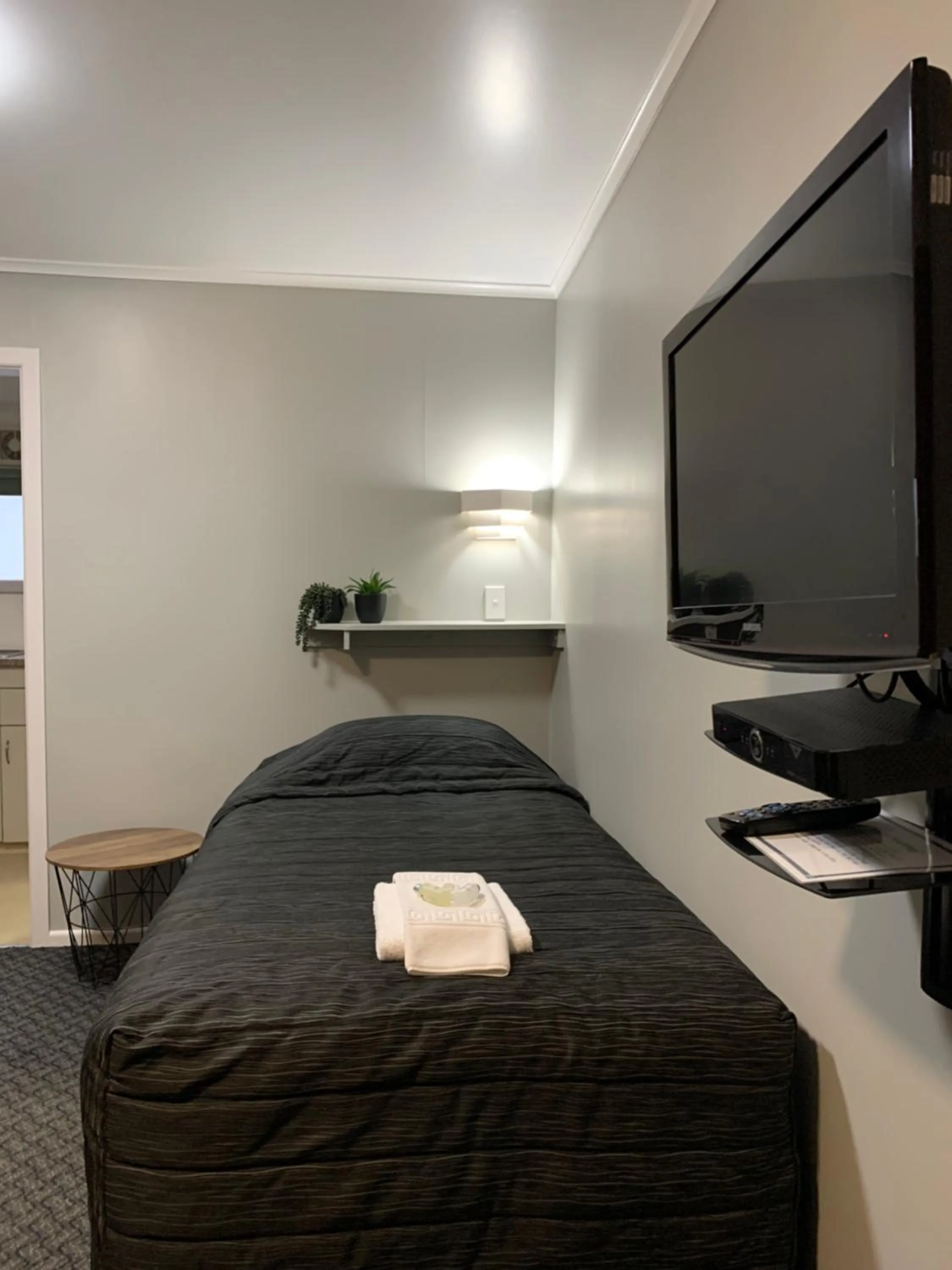 Bed in Travellers Inn Motel