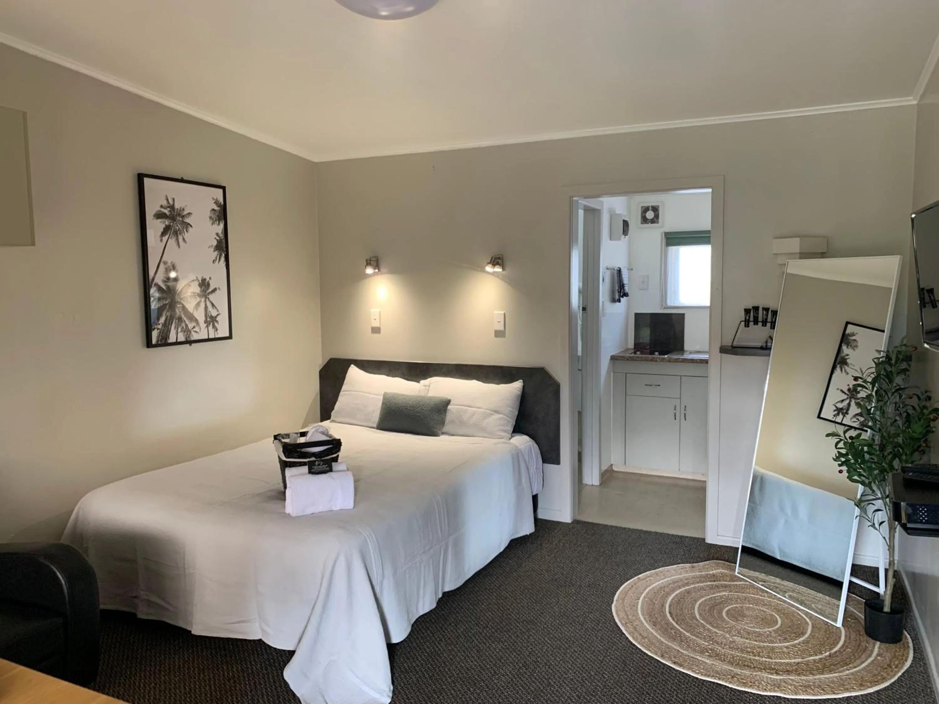 Bed in Travellers Inn Motel