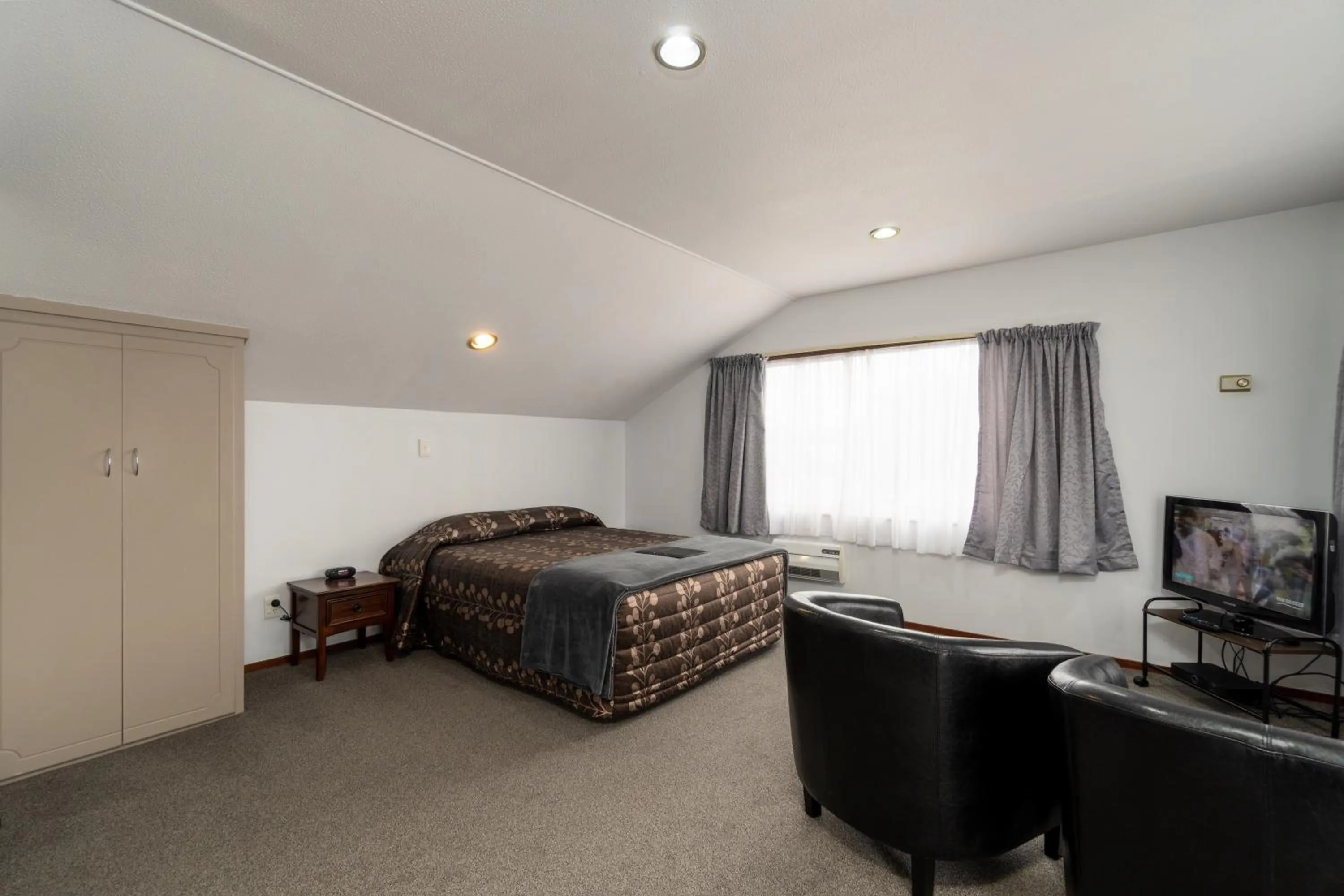 Bed in Centennial Court Hotel