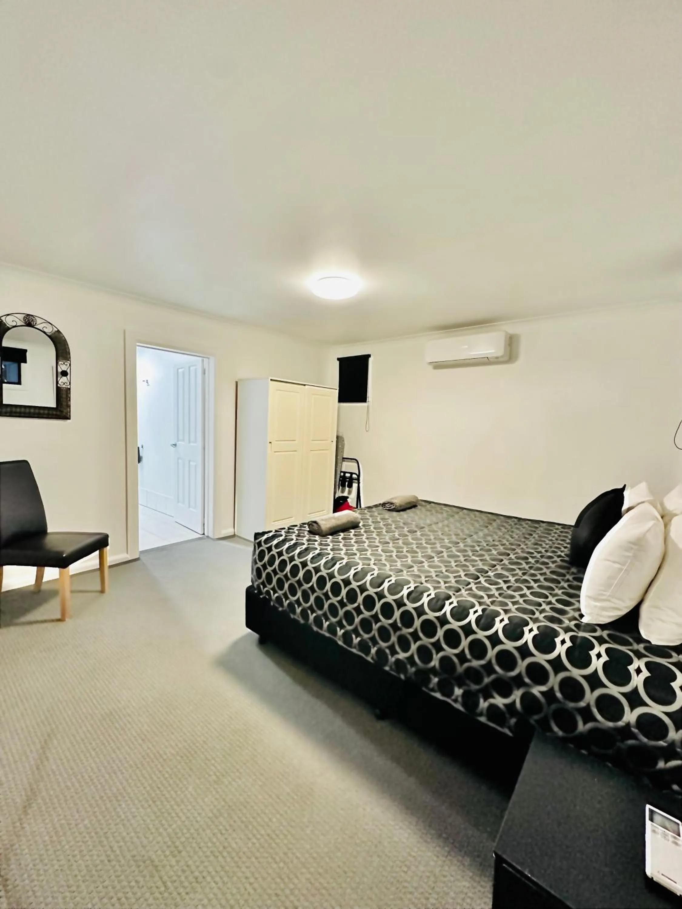 Bed in Twin Swans Motel