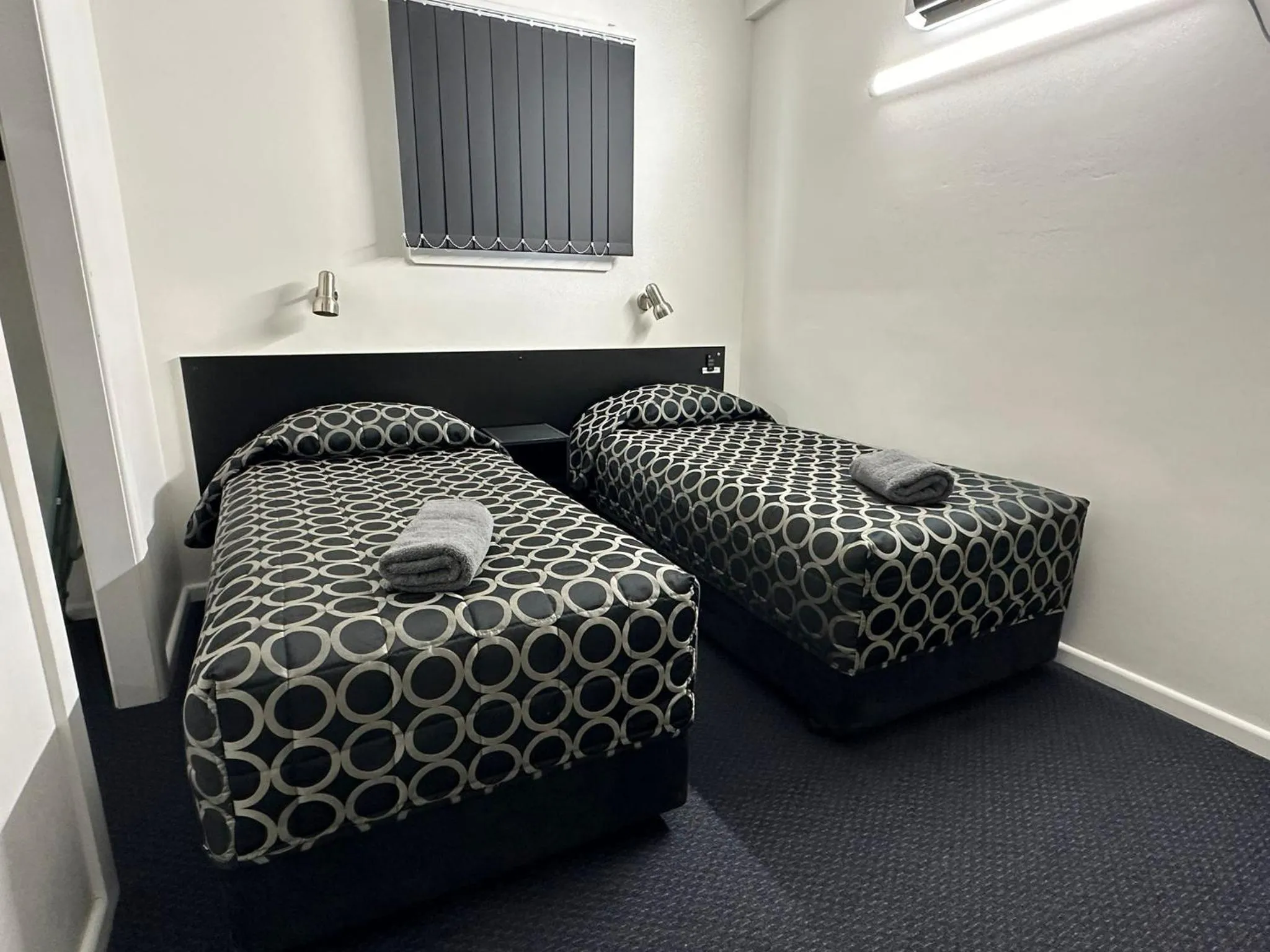 Bed in Twin Swans Motel