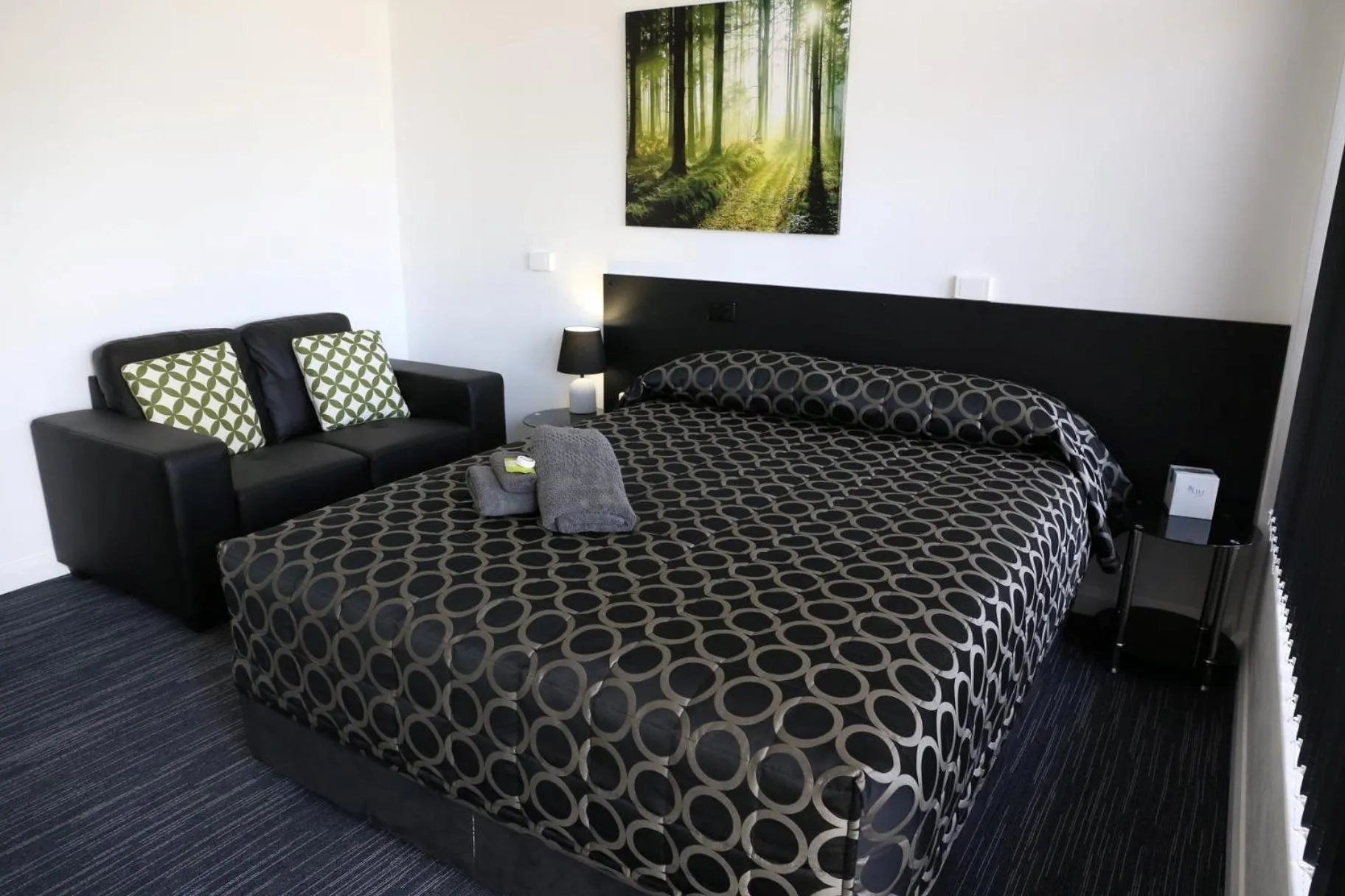 Bed in Twin Swans Motel