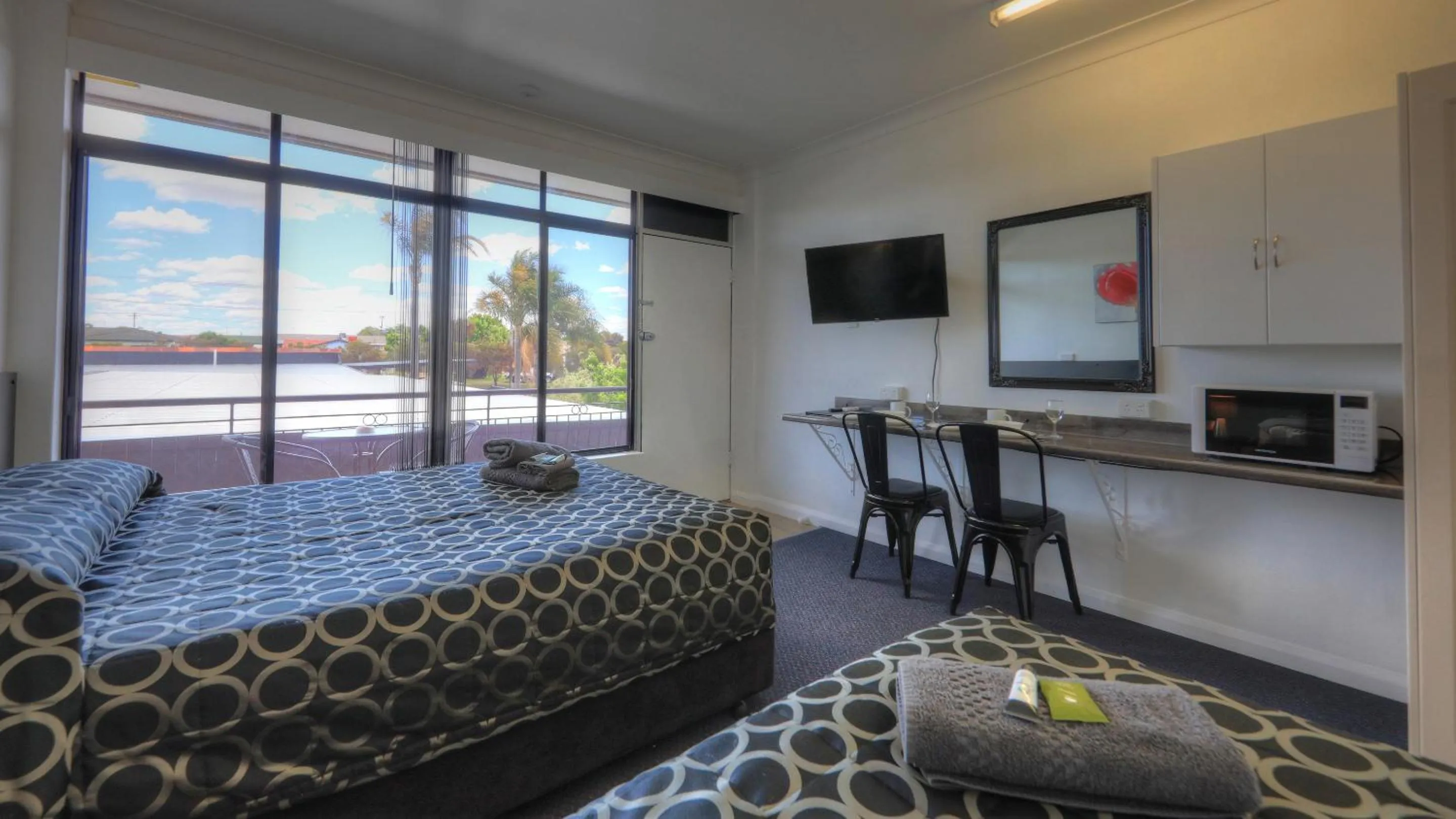 Bed in Twin Swans Motel