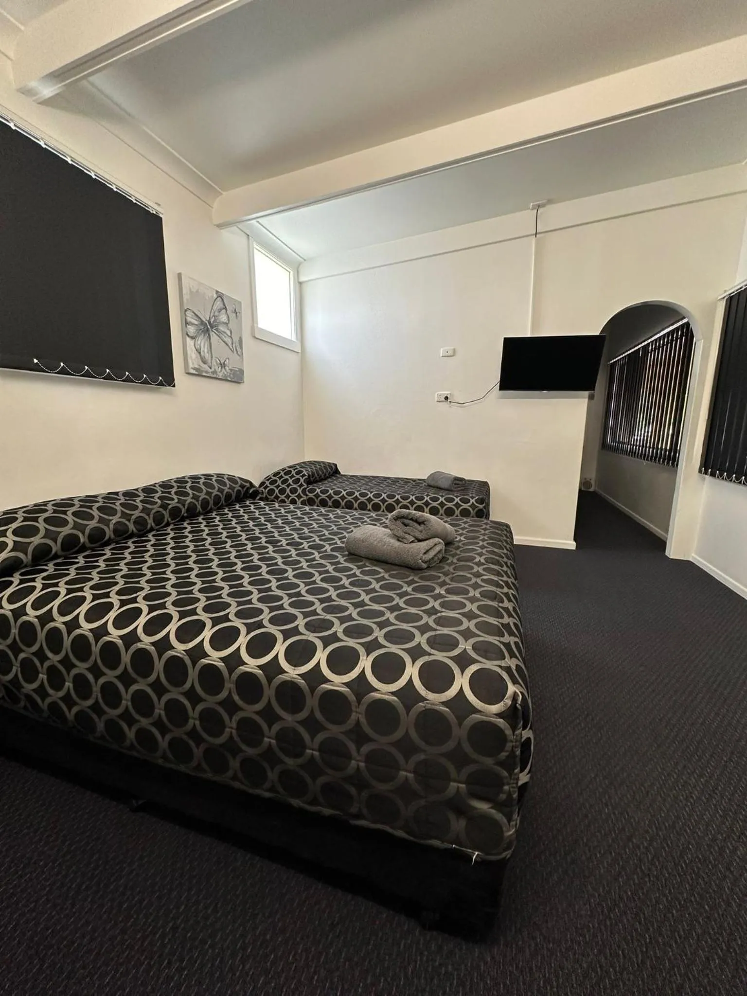 Bed in Twin Swans Motel