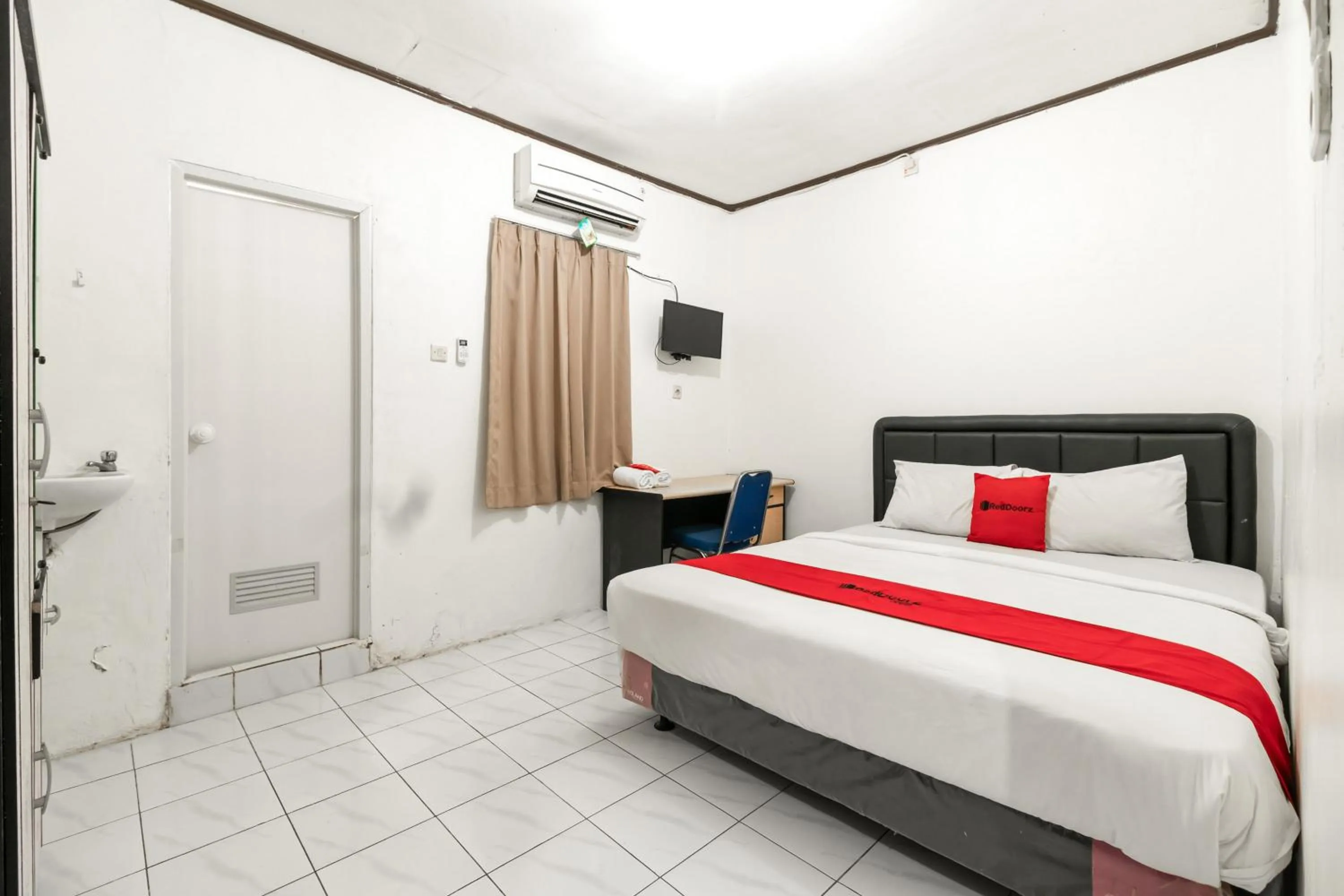 Bedroom, Bed in RedDoorz near Pondok Indah Water Park