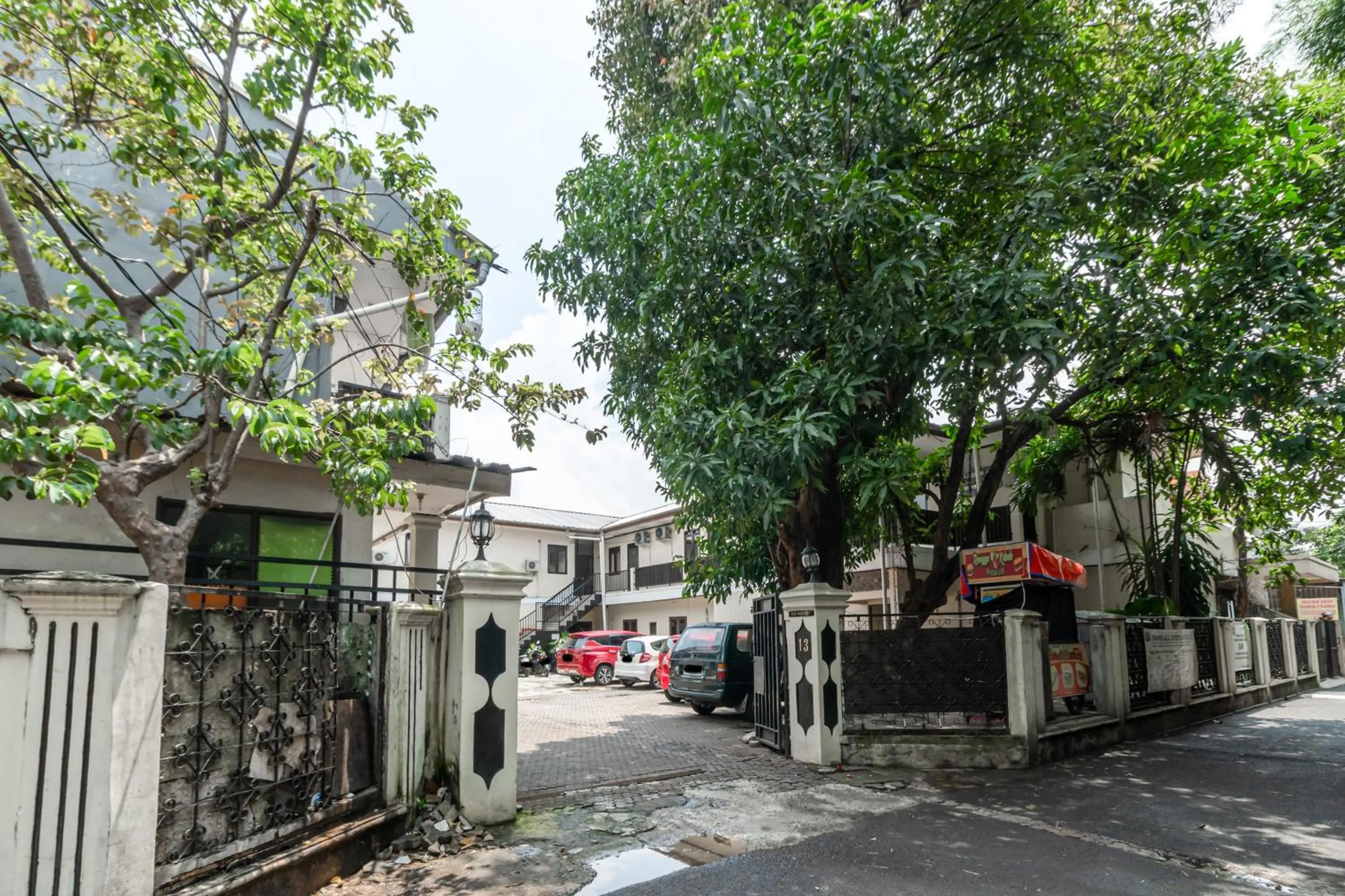 Facade/entrance in RedDoorz near Pondok Indah Water Park