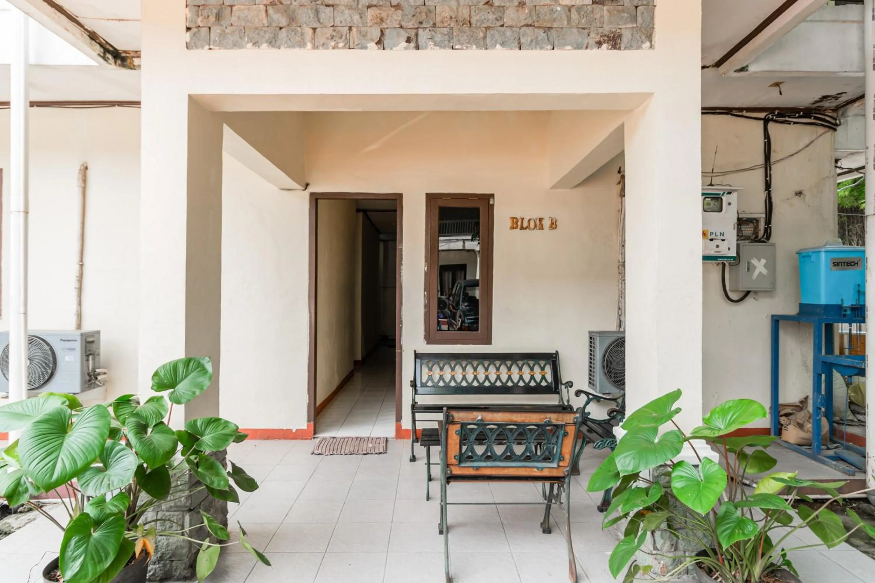 Facade/entrance in RedDoorz near Pondok Indah Water Park