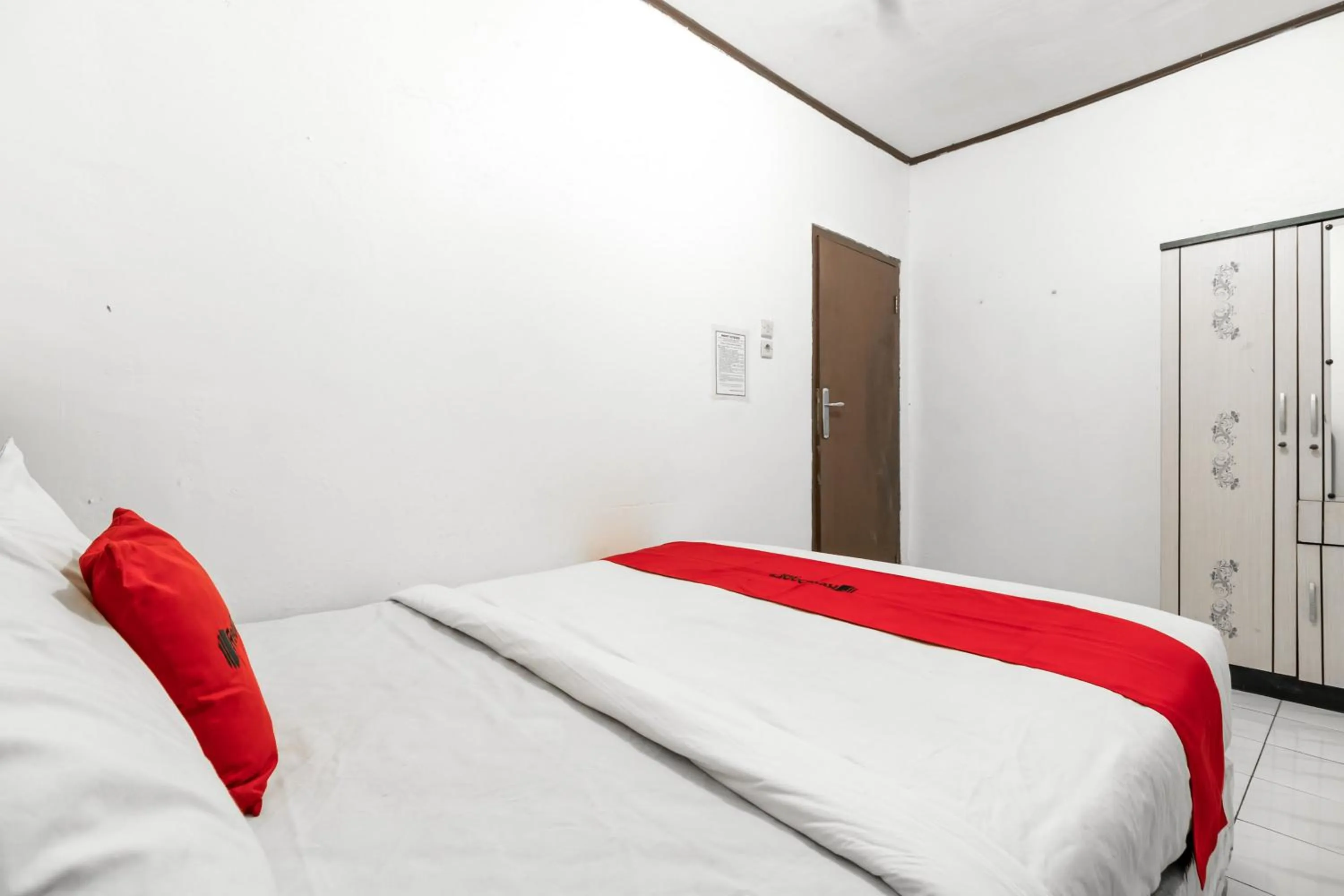 Bedroom, Bed in RedDoorz near Pondok Indah Water Park