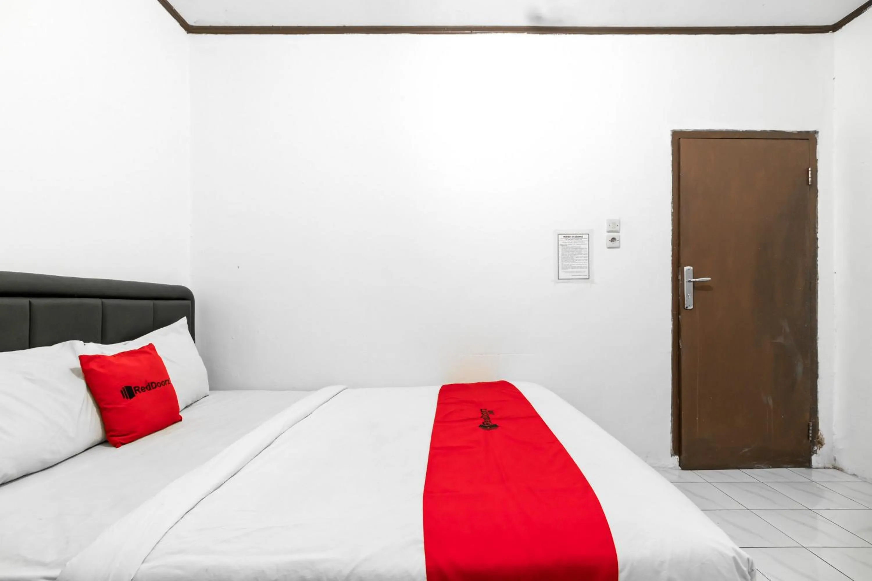 Bedroom, Bed in RedDoorz near Pondok Indah Water Park