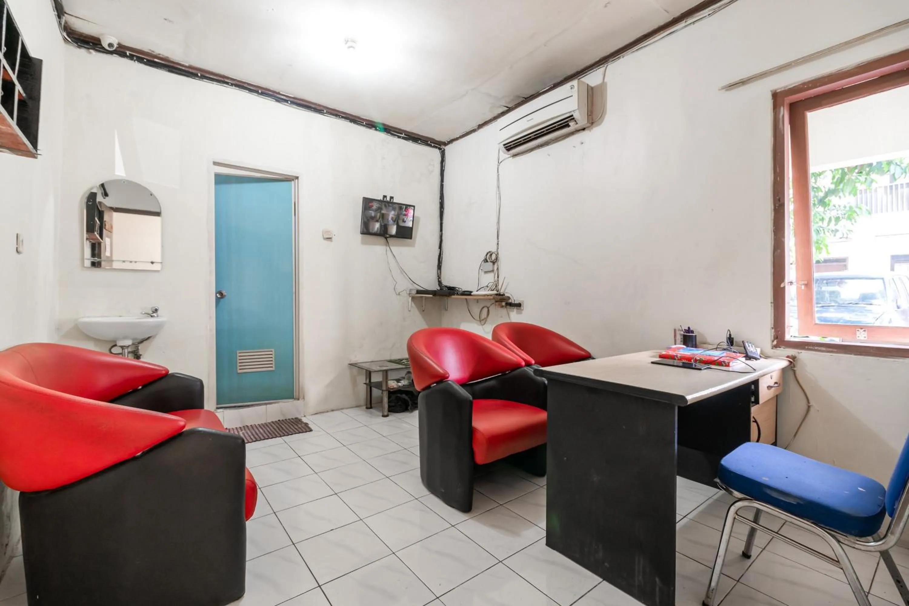 Lobby or reception in RedDoorz near Pondok Indah Water Park