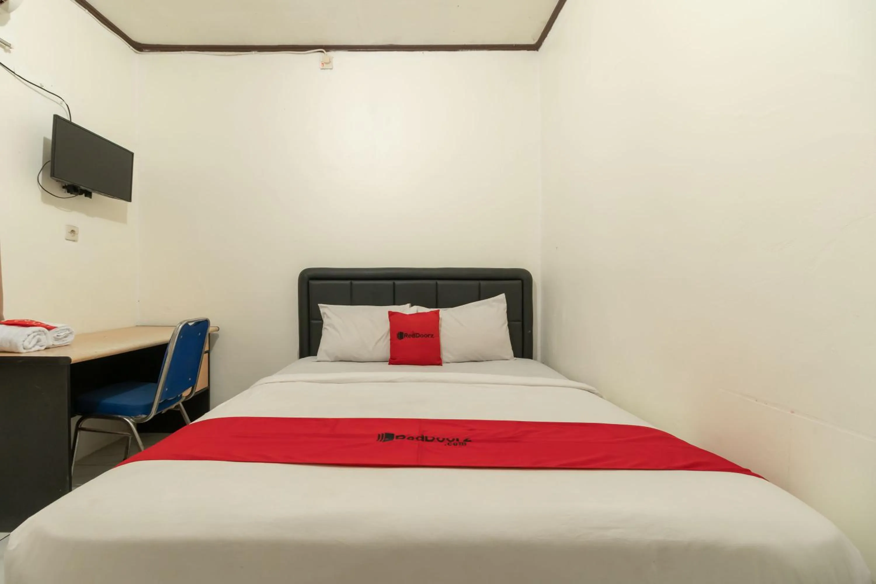 Bedroom, Bed in RedDoorz near Pondok Indah Water Park