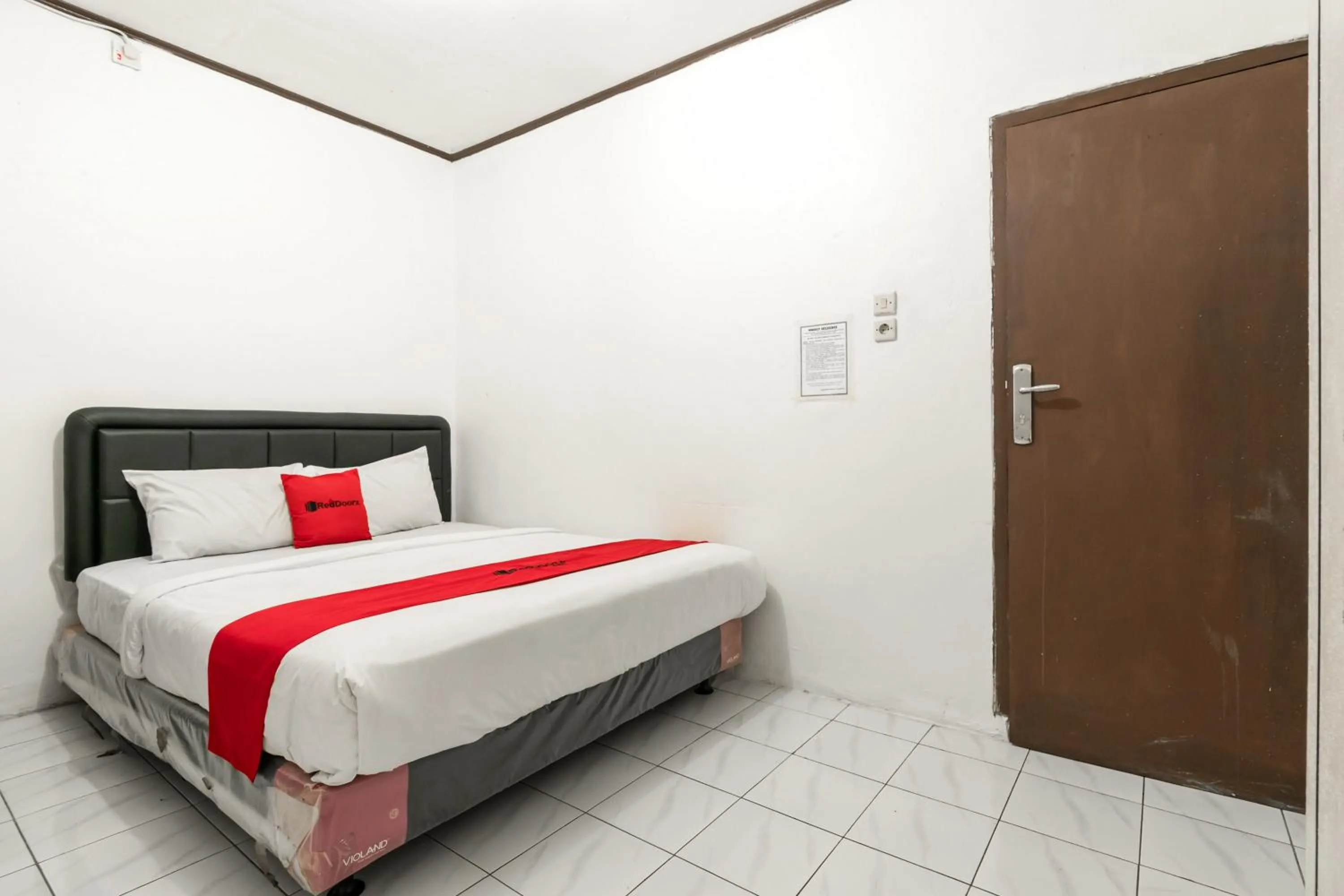 Bedroom, Bed in RedDoorz near Pondok Indah Water Park