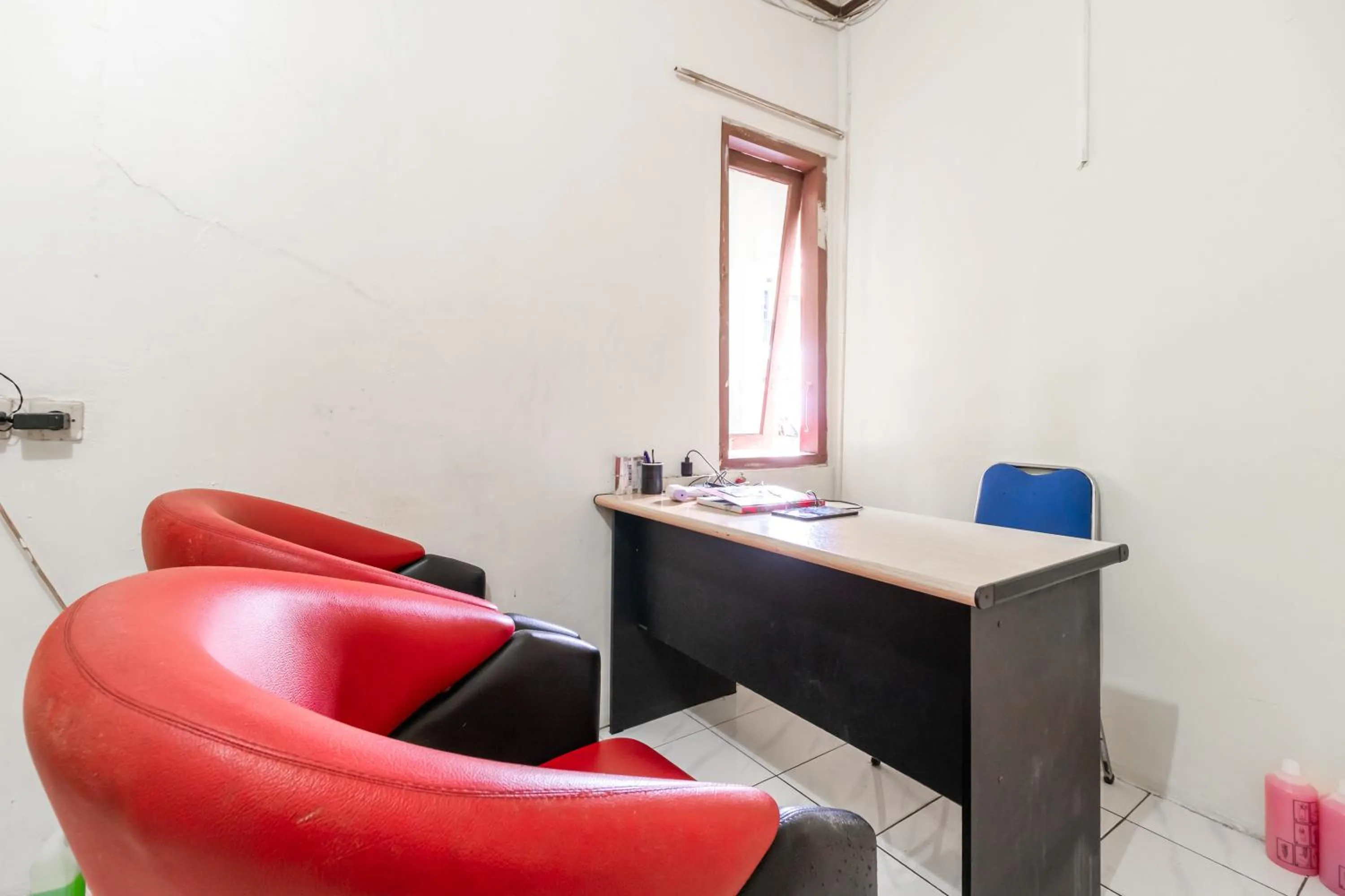 Lobby or reception in RedDoorz near Pondok Indah Water Park