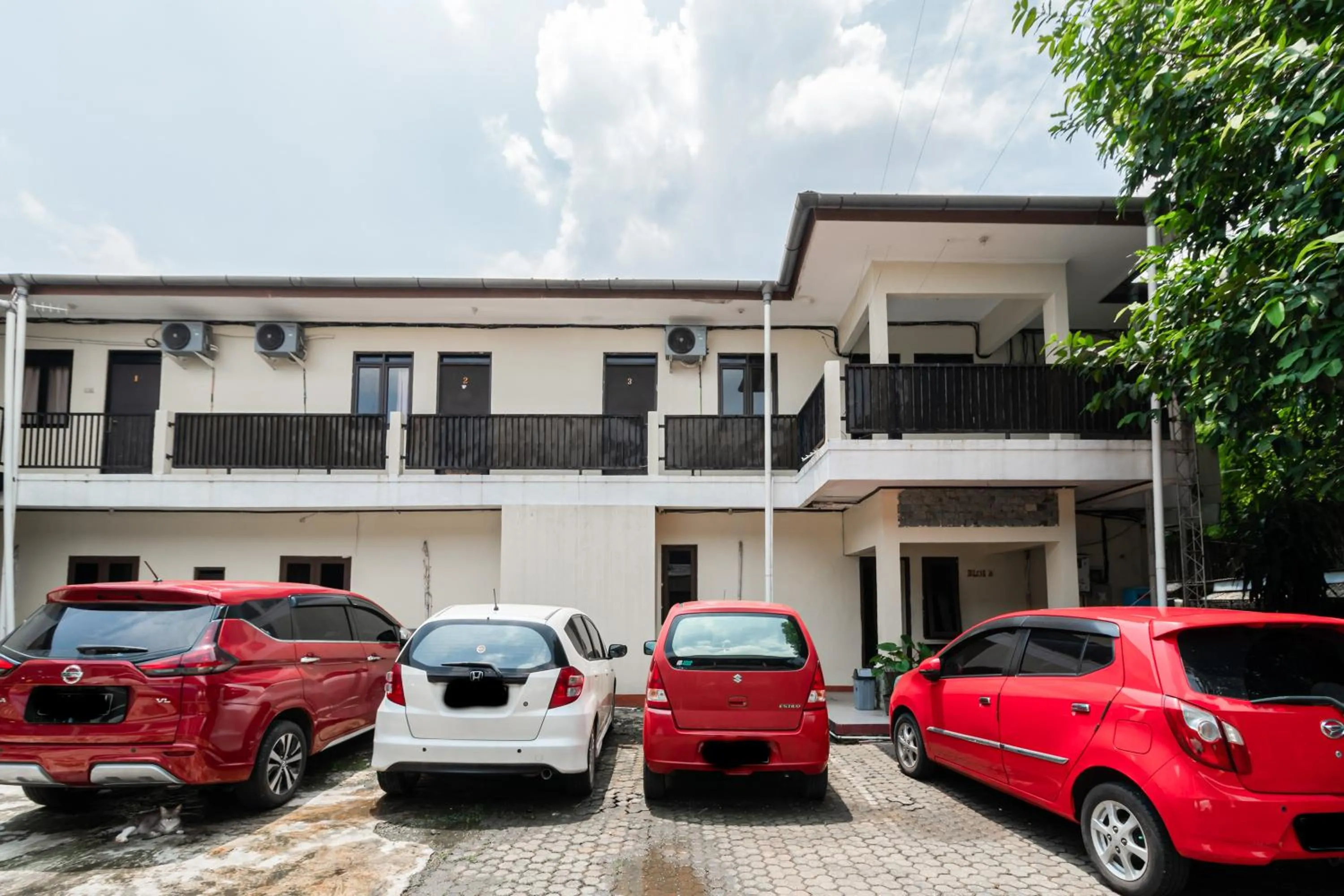 Facade/entrance in RedDoorz near Pondok Indah Water Park