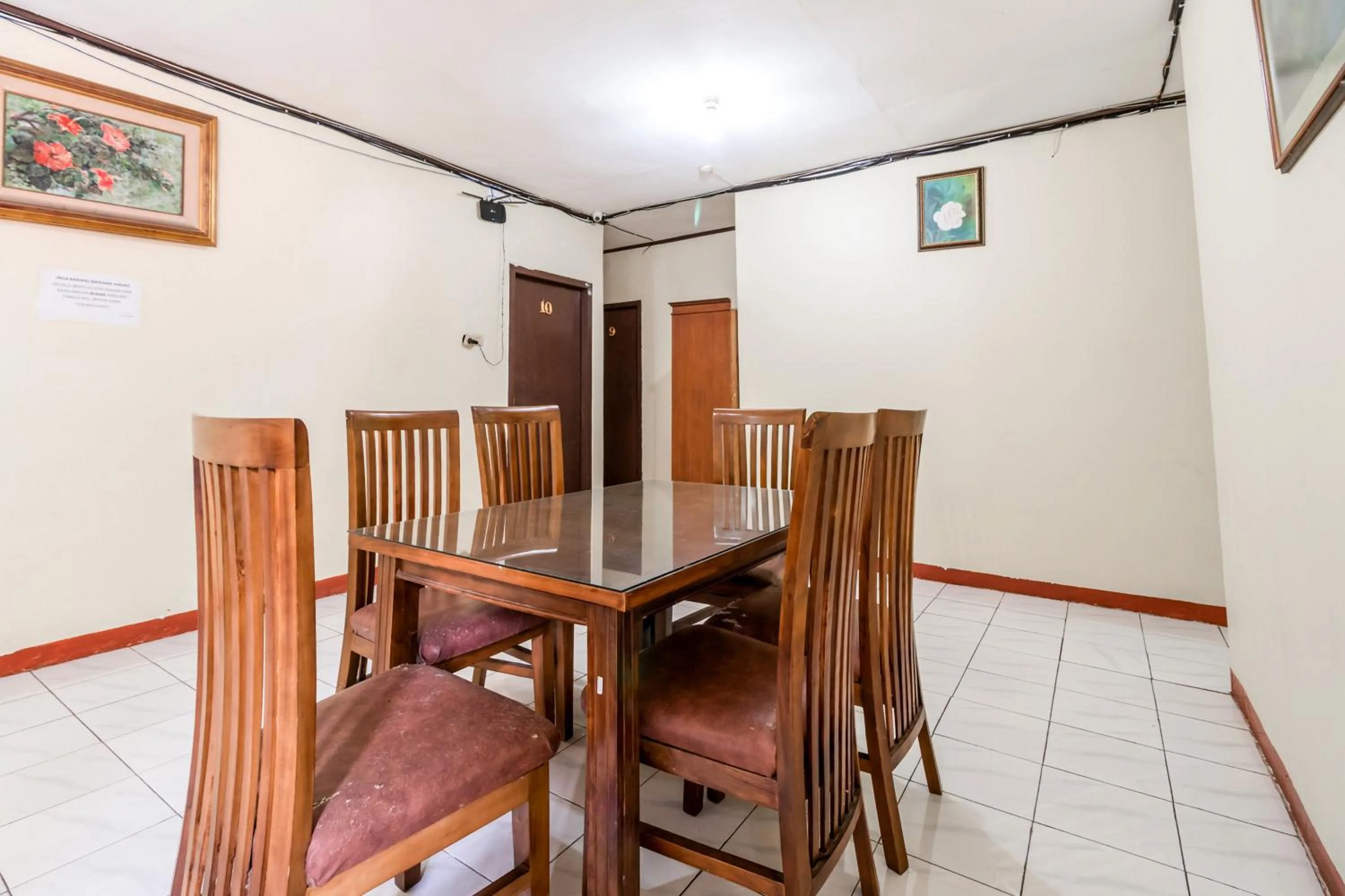 Seating area in RedDoorz near Pondok Indah Water Park