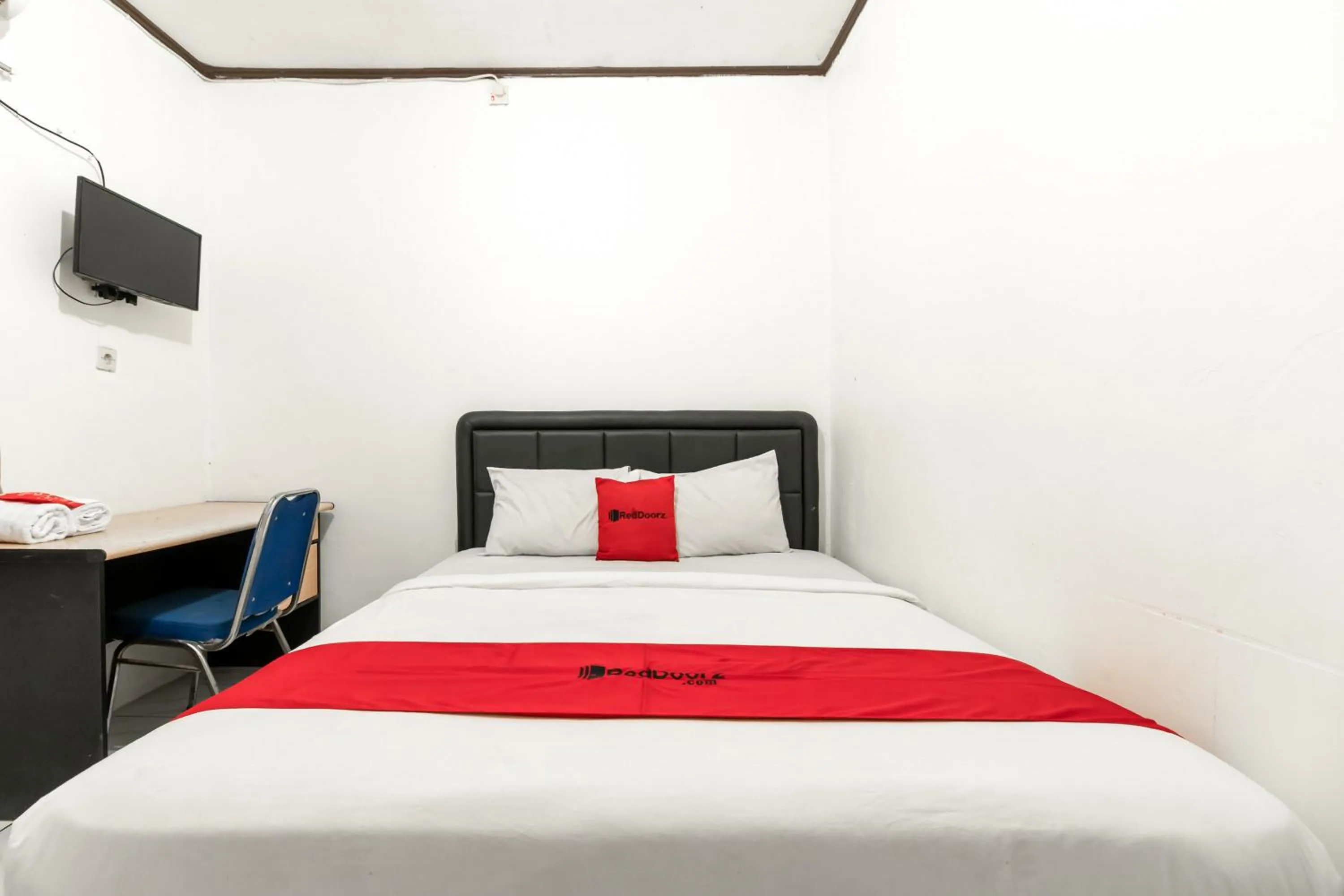 Bedroom, Bed in RedDoorz near Pondok Indah Water Park