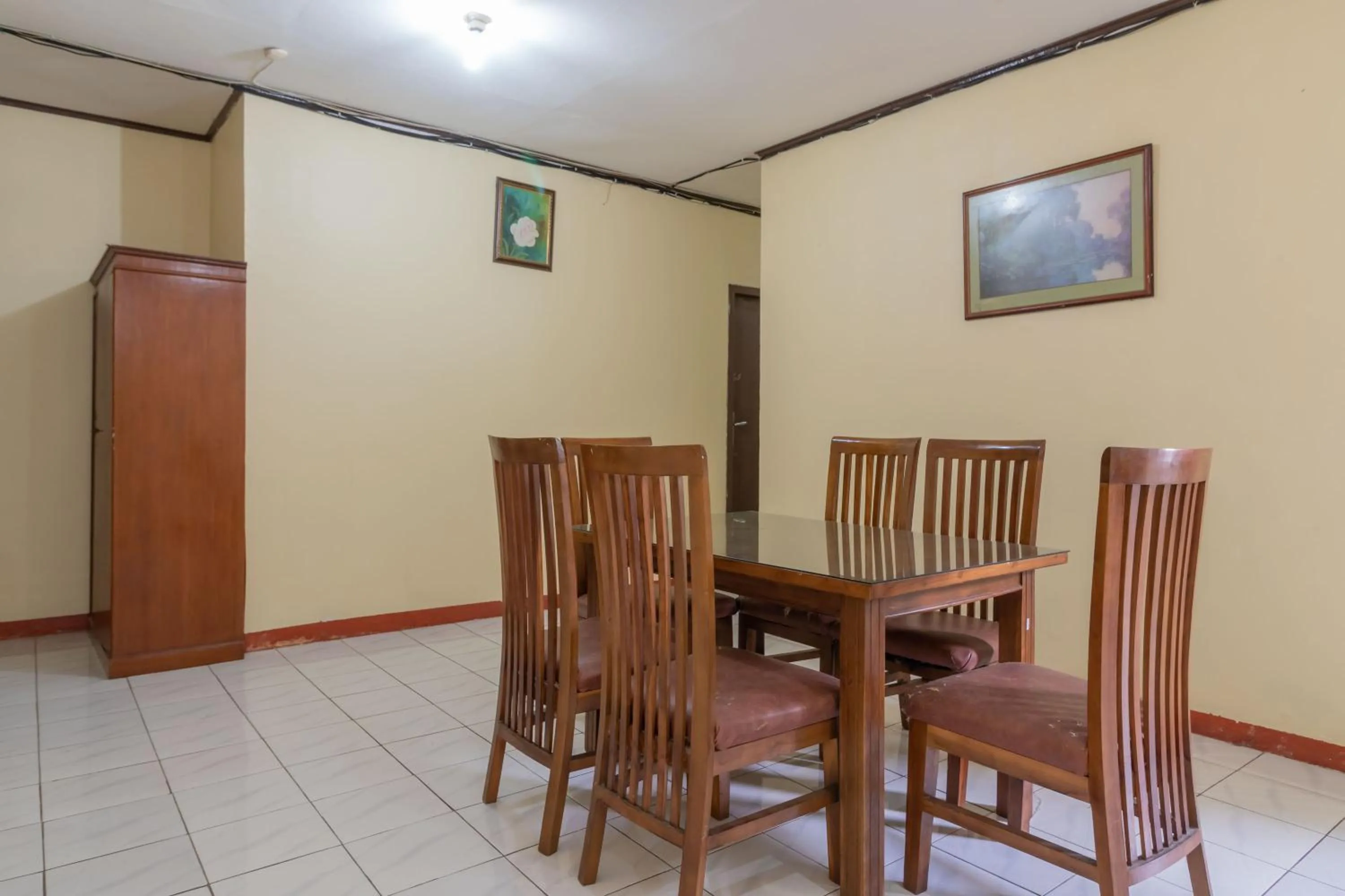 Dining area in RedDoorz near Pondok Indah Water Park