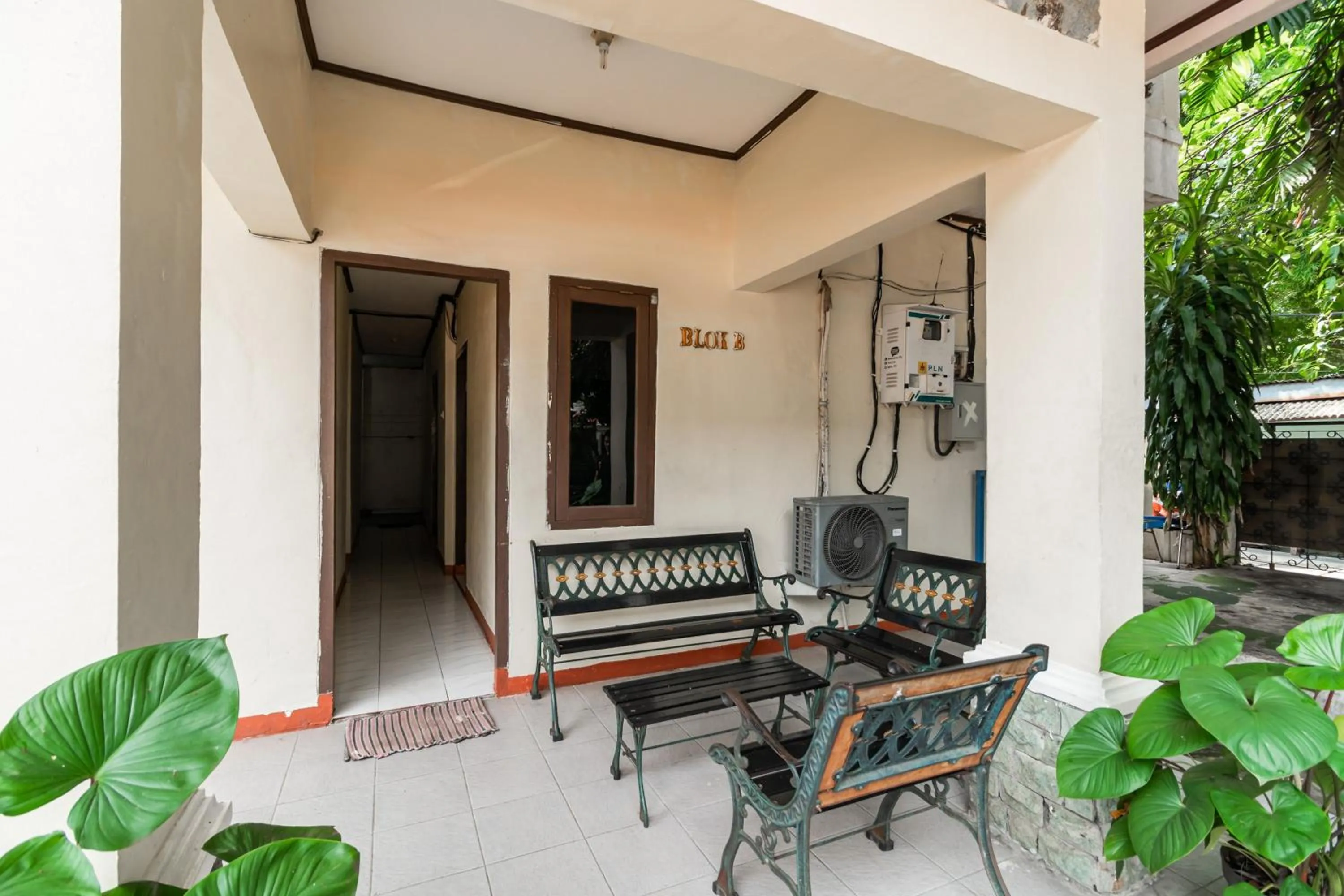 Seating area in RedDoorz near Pondok Indah Water Park