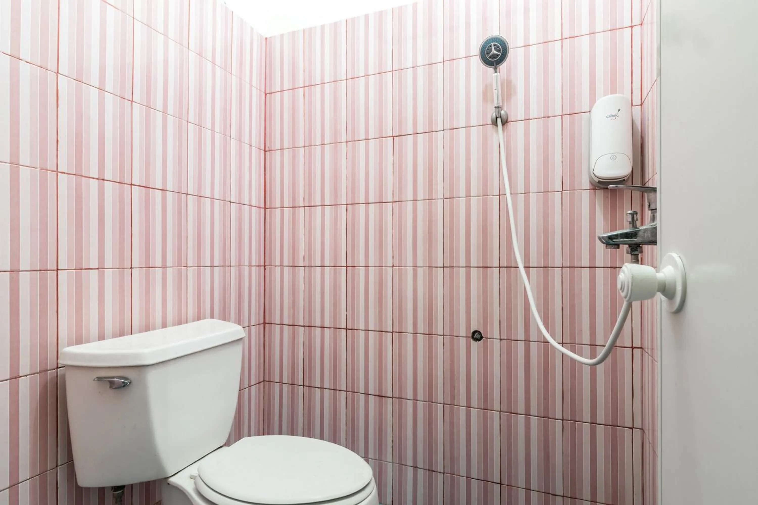 Bathroom in RedDoorz near Pondok Indah Water Park