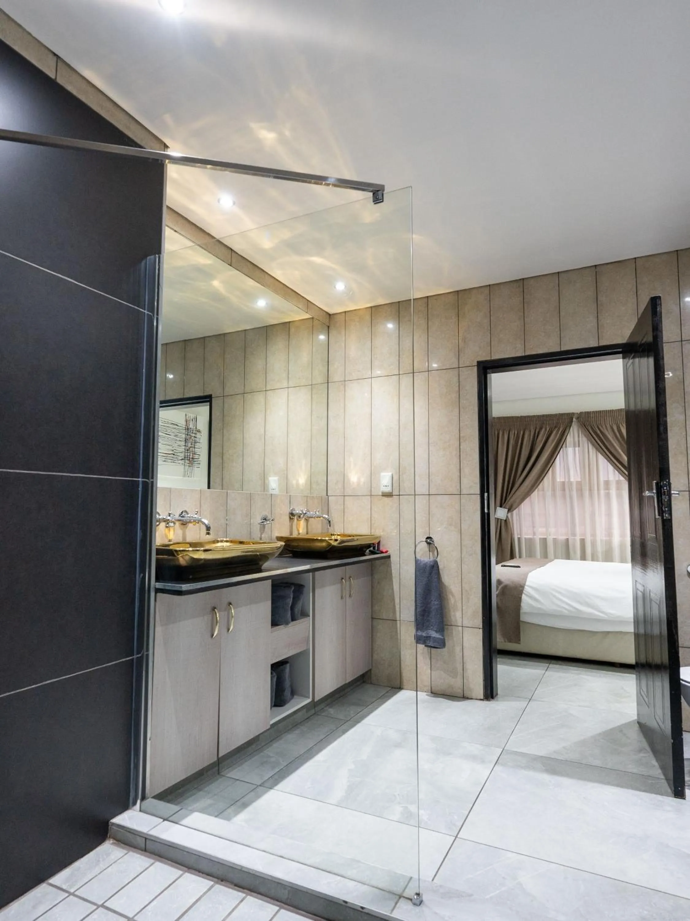 Bathroom, Bed in ANEW Hotel & Convention Centre OR Tambo Johannesburg