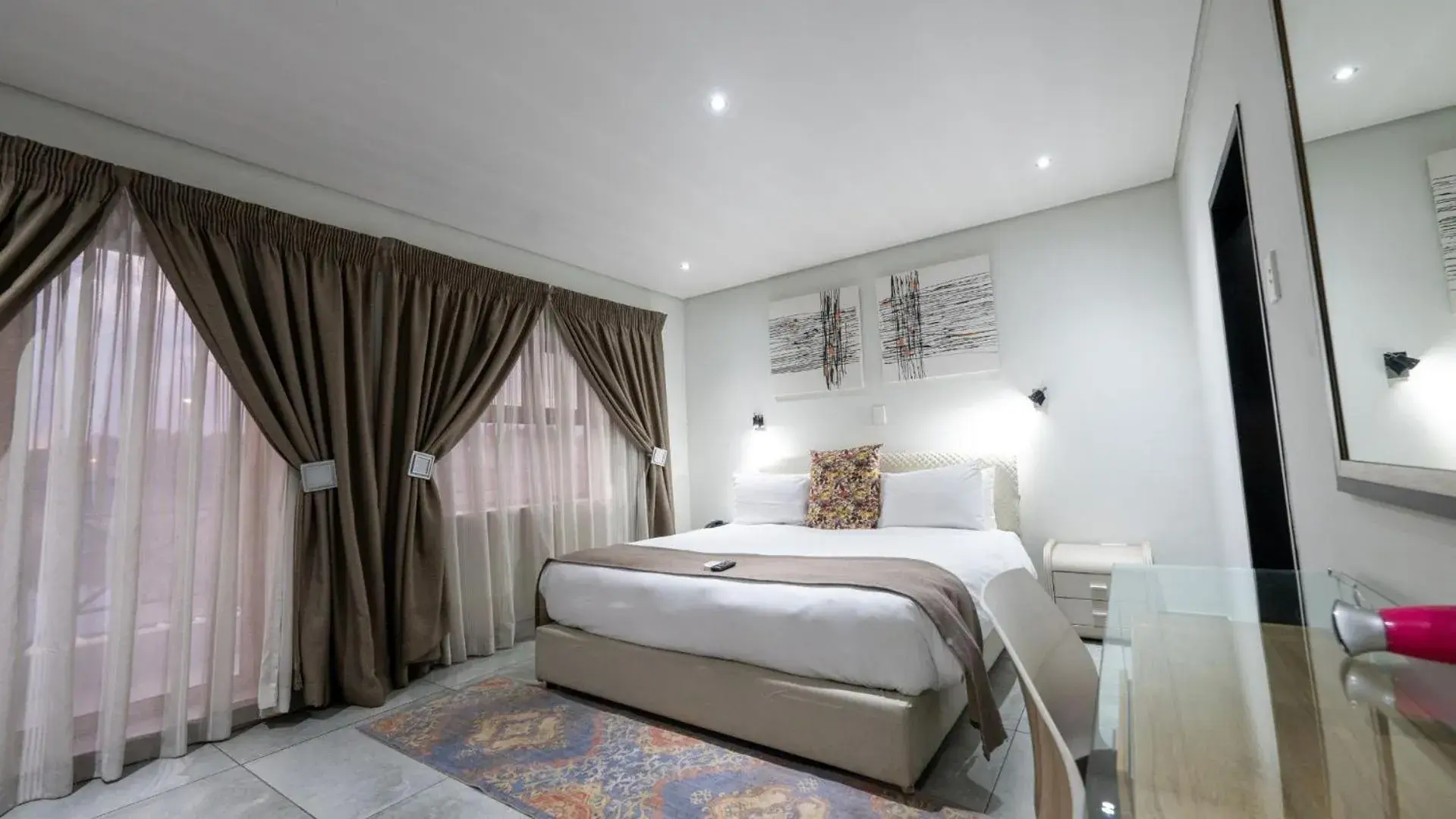Superior King Room - single occupancy in ANEW Hotel & Convention Centre OR Tambo Johannesburg Superior King Room - single occupancy in ANEW Hotel & Convention Centre OR Tambo Johannesburg