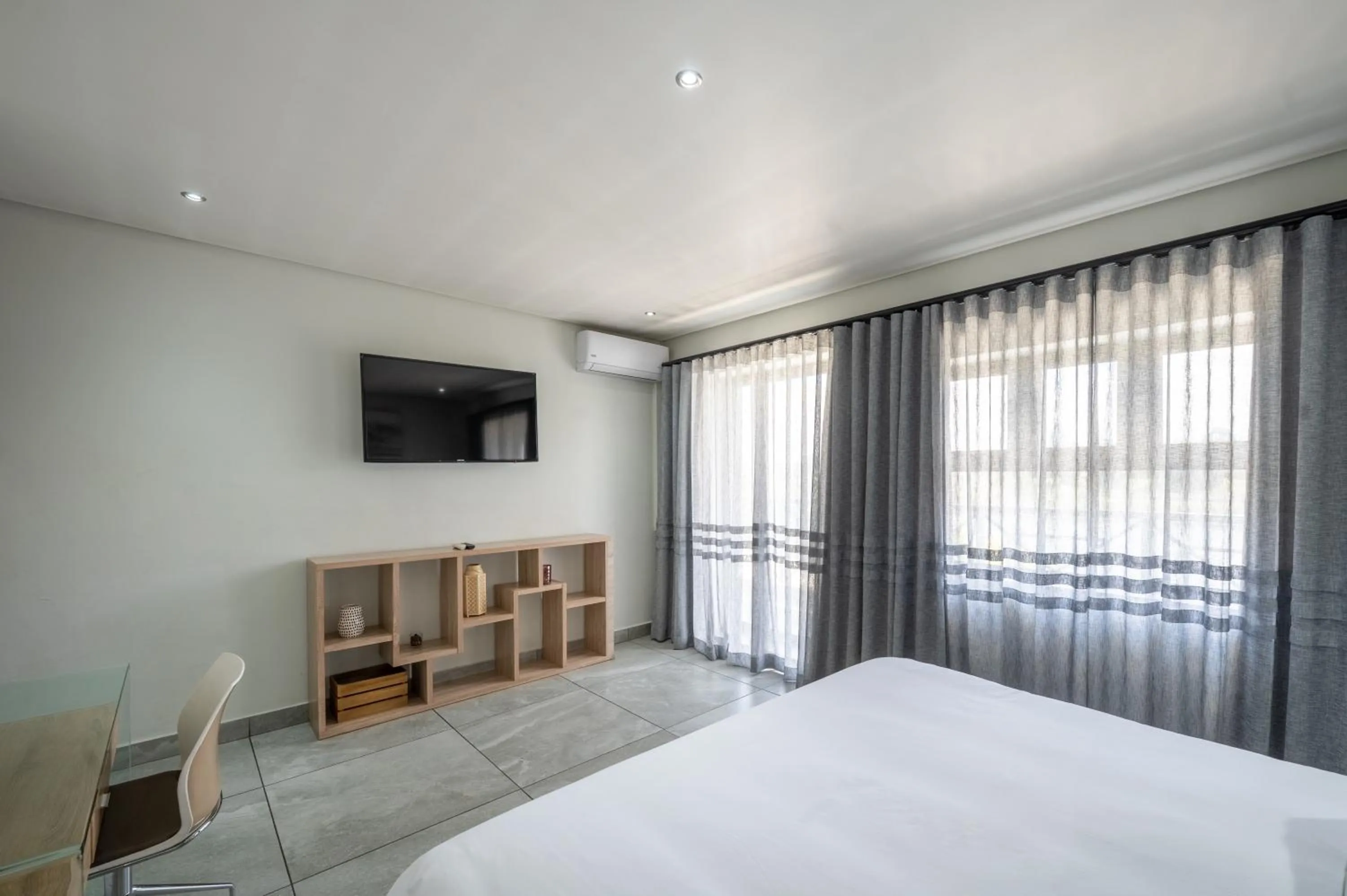 Bed in ANEW Hotel & Convention Centre OR Tambo Johannesburg