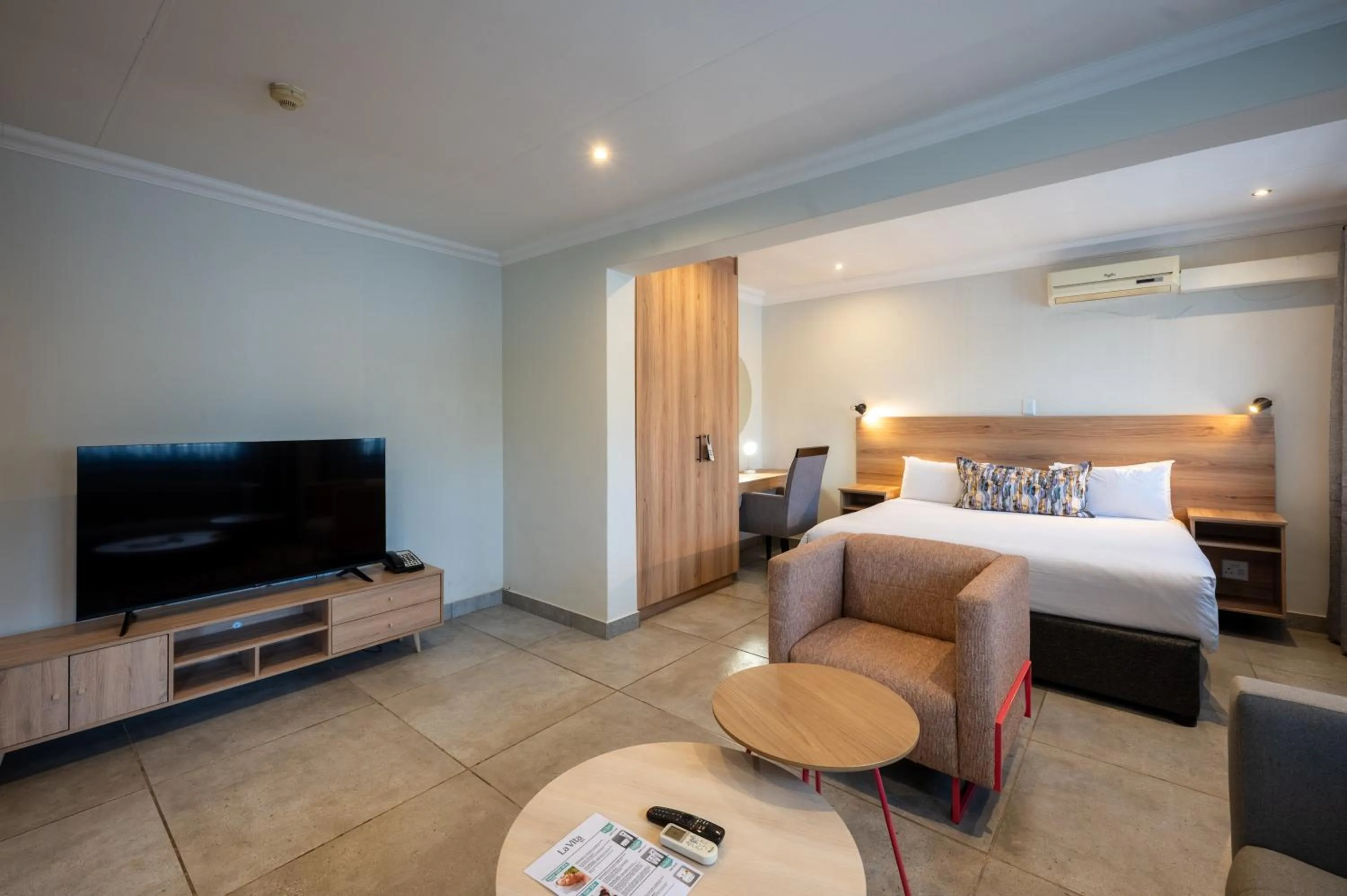 Communal lounge/ TV room, Bed in ANEW Hotel & Convention Centre OR Tambo Johannesburg