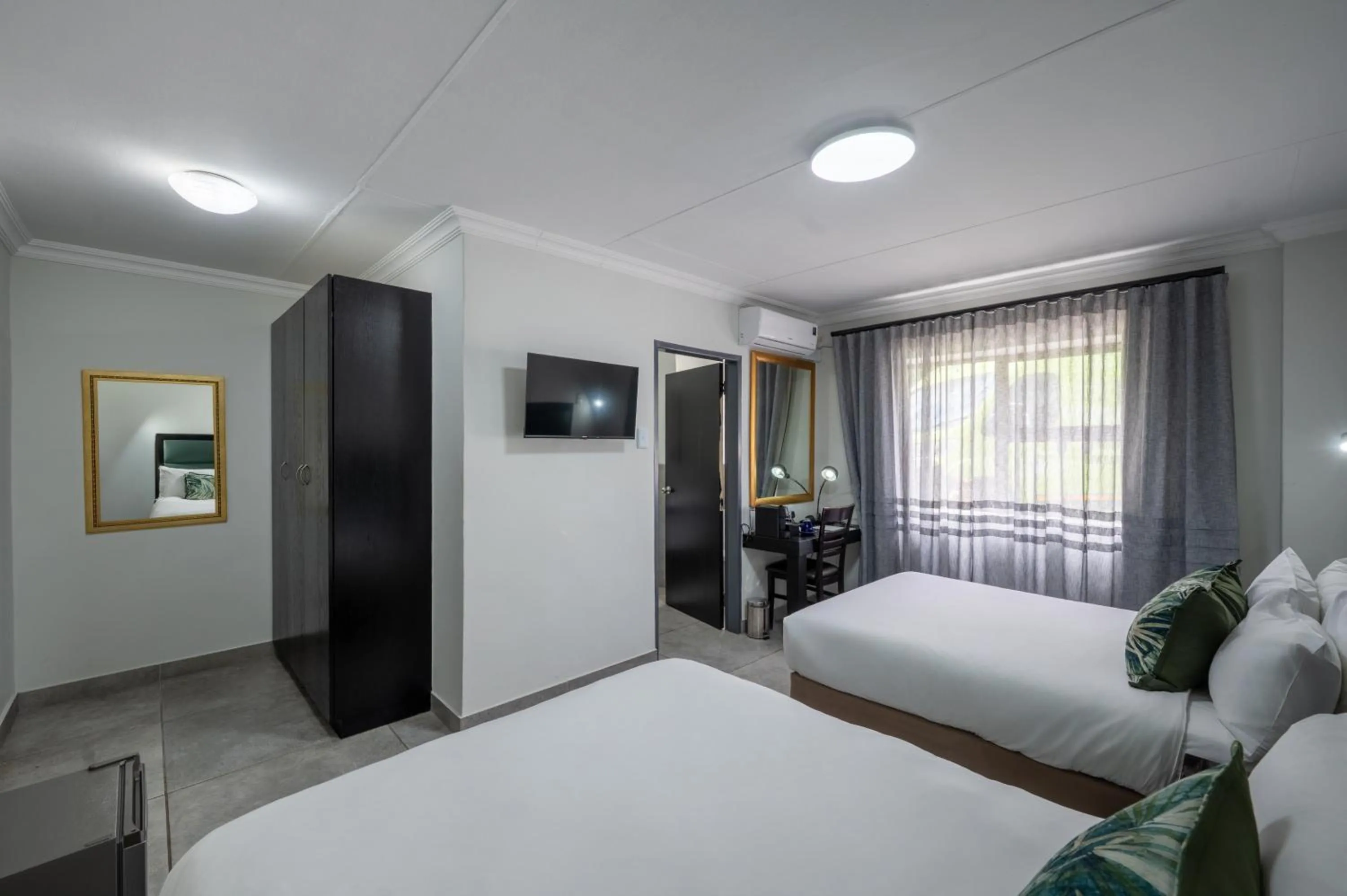 Communal lounge/ TV room, Bed in ANEW Hotel & Convention Centre OR Tambo Johannesburg