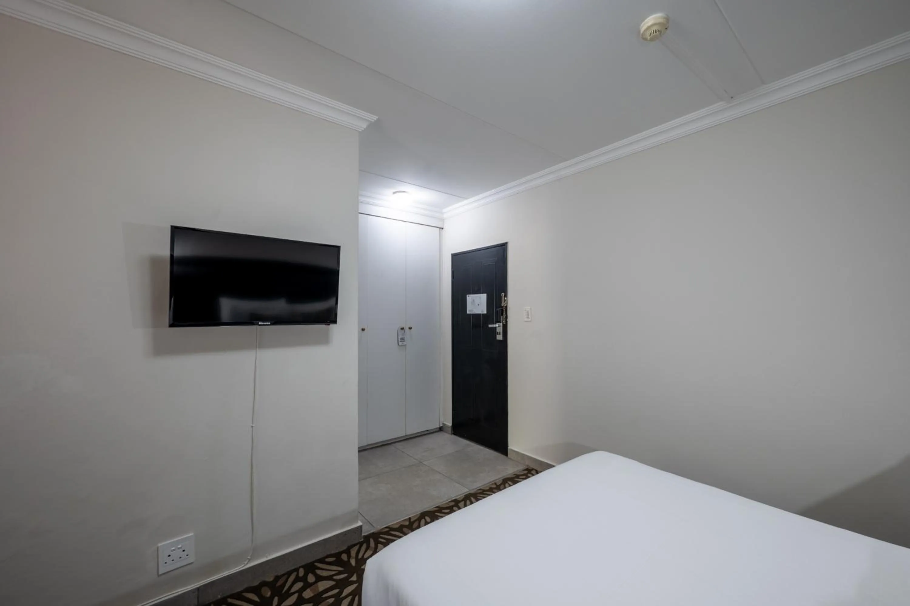 Communal lounge/ TV room, Bed in ANEW Hotel & Convention Centre OR Tambo Johannesburg