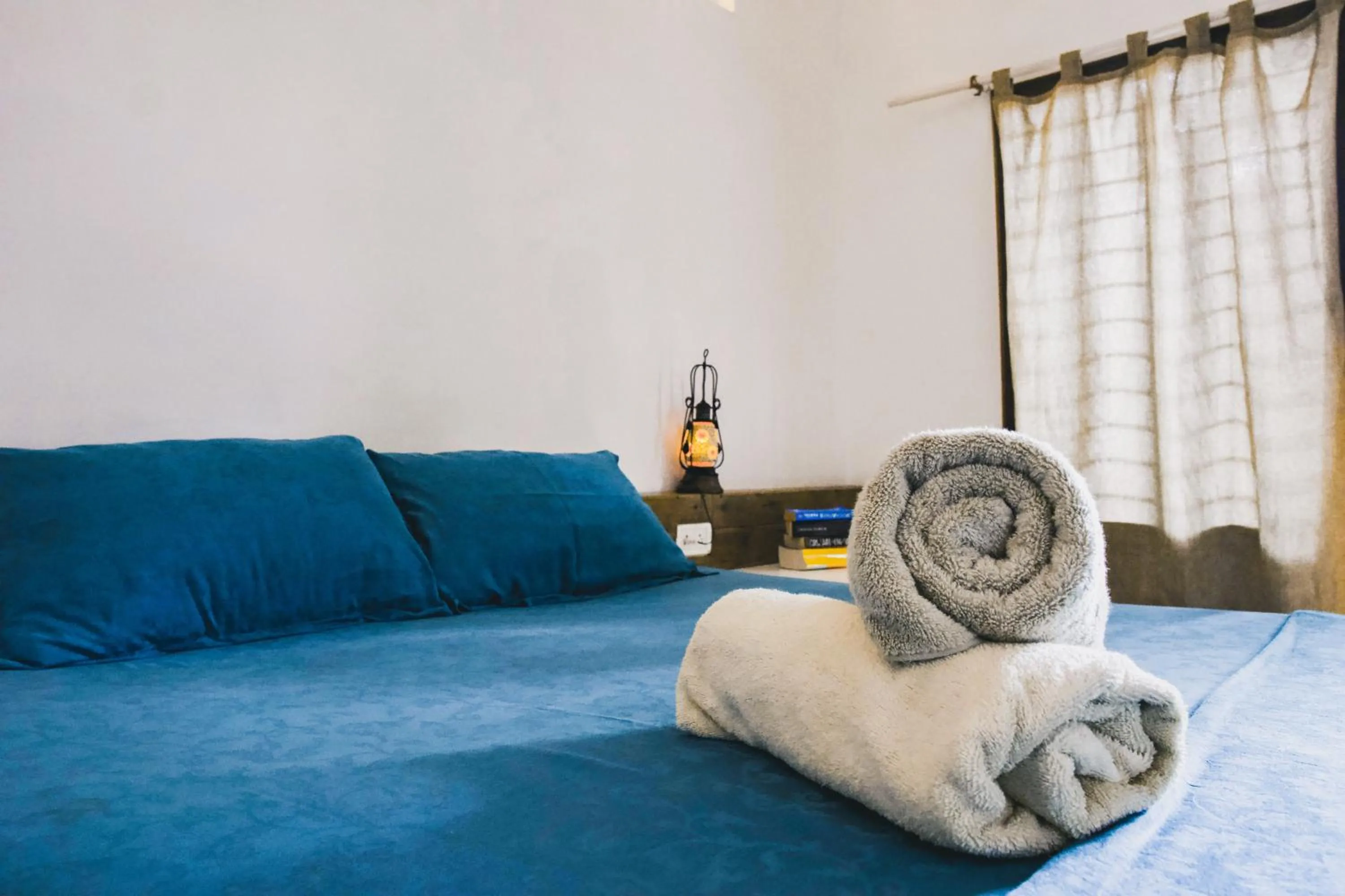 Bed, Seating Area in InDa hotel