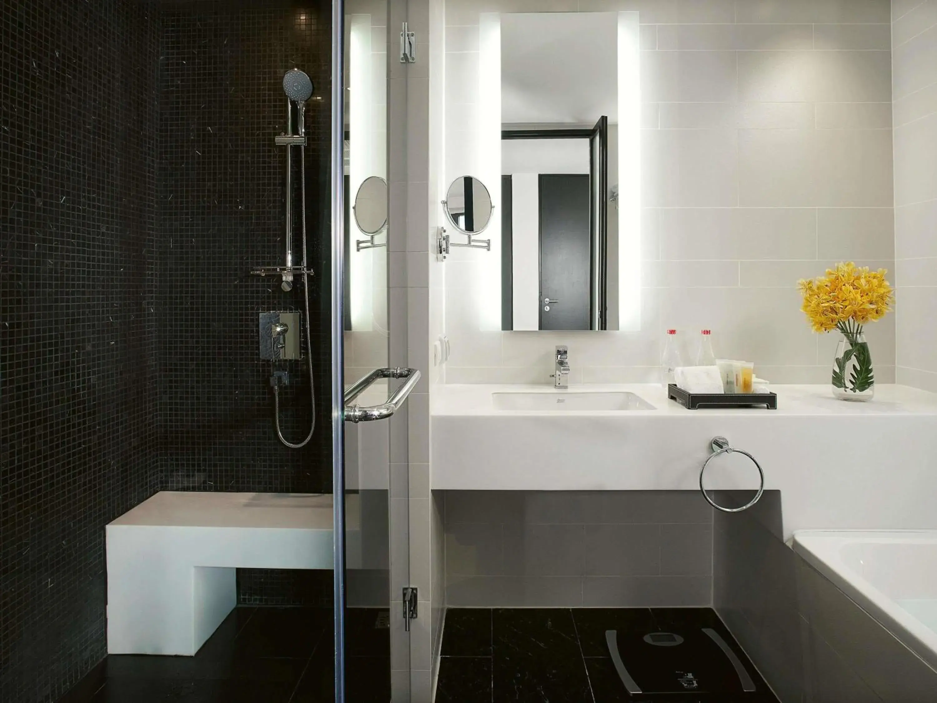 Executive Twin Room with Lounge Access in Mövenpick Hotel Sukhumvit 15 Bangkok Executive Twin Room with Lounge Access in Mövenpick Hotel Sukhumvit 15 Bangkok