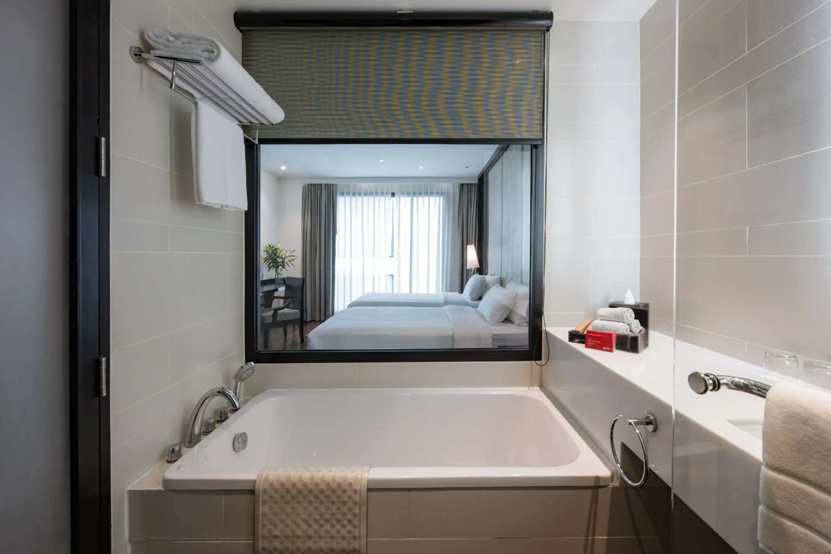 Bath, Bed in Mövenpick Hotel Sukhumvit 15 Bangkok
