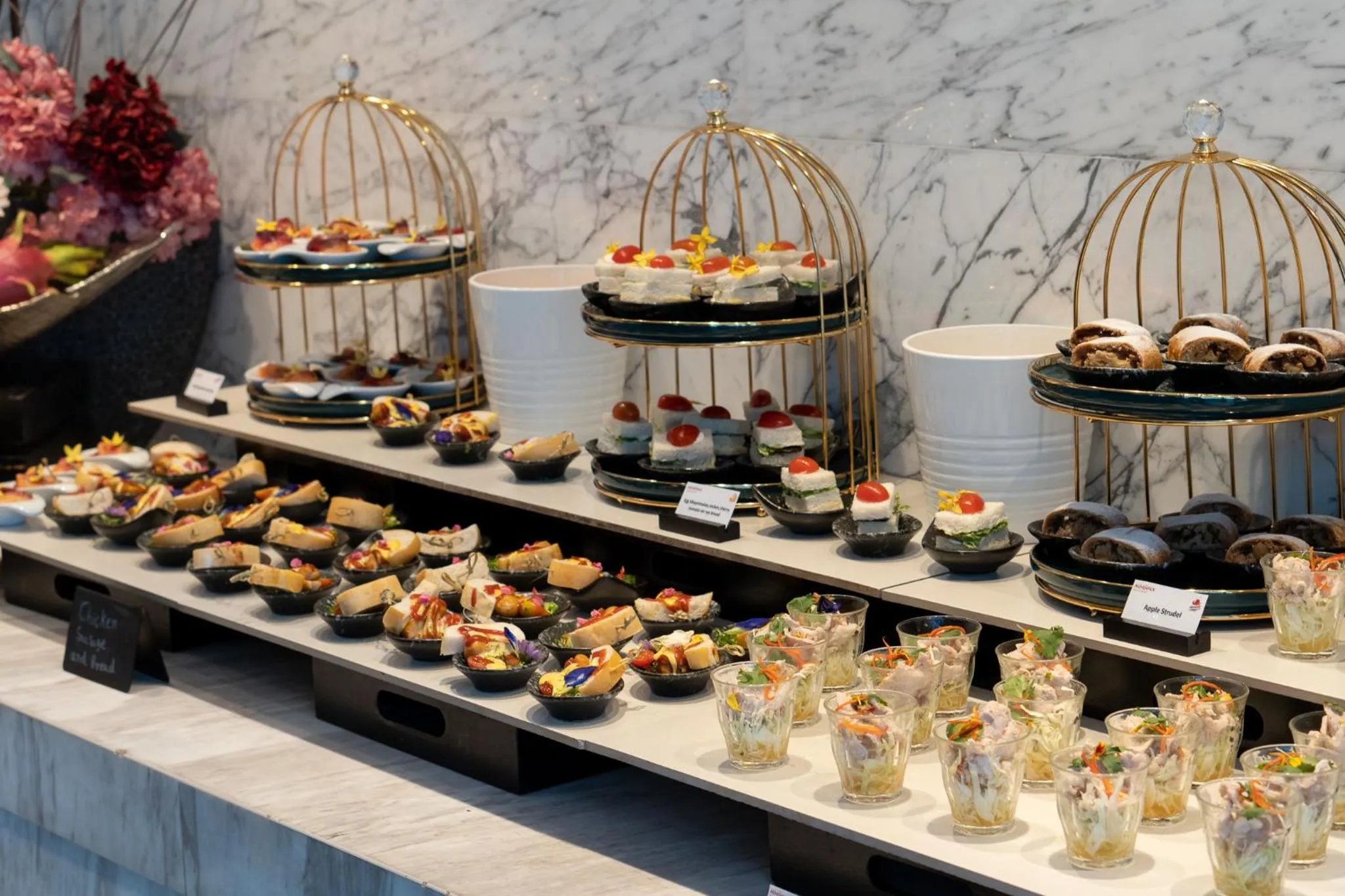 Lounge or bar in Mövenpick Hotel Sukhumvit 15 Bangkok