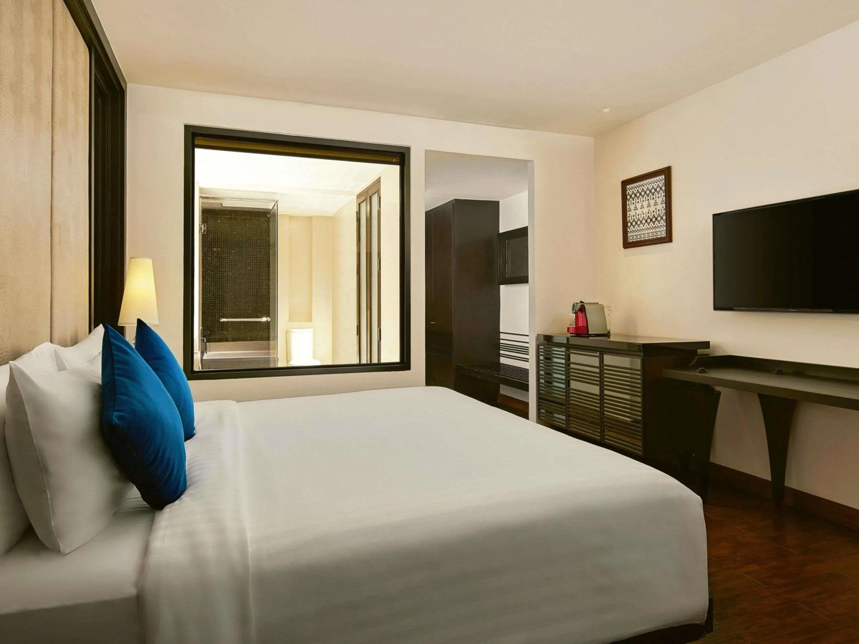 Bedroom, Bed in Mövenpick Hotel Sukhumvit 15 Bangkok