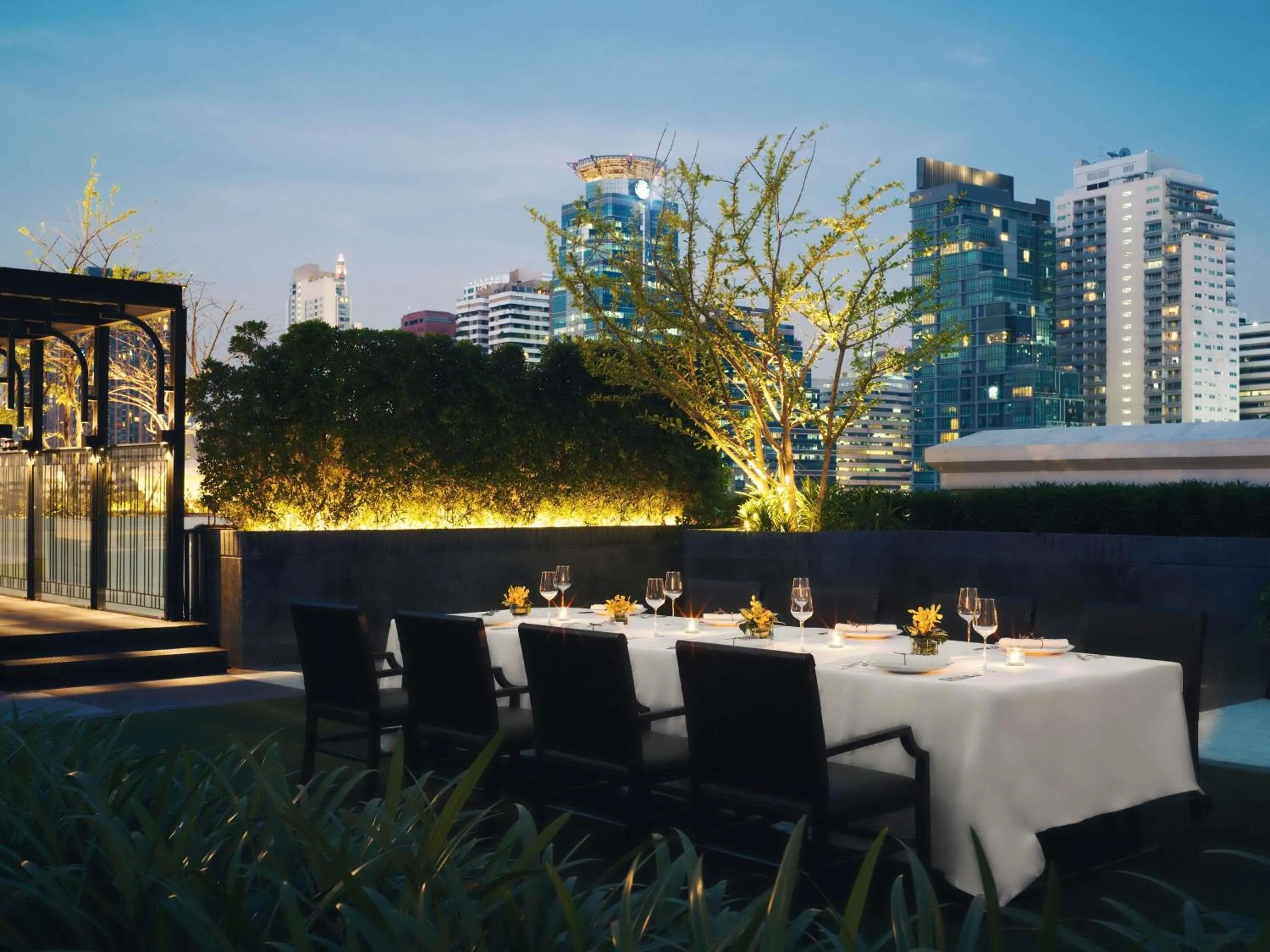 Lounge or bar in Mövenpick Hotel Sukhumvit 15 Bangkok