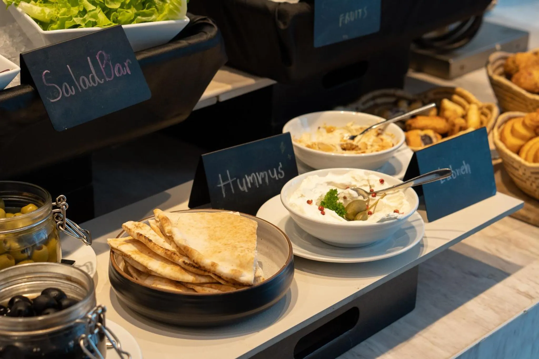 Lounge or bar in Mövenpick Hotel Sukhumvit 15 Bangkok