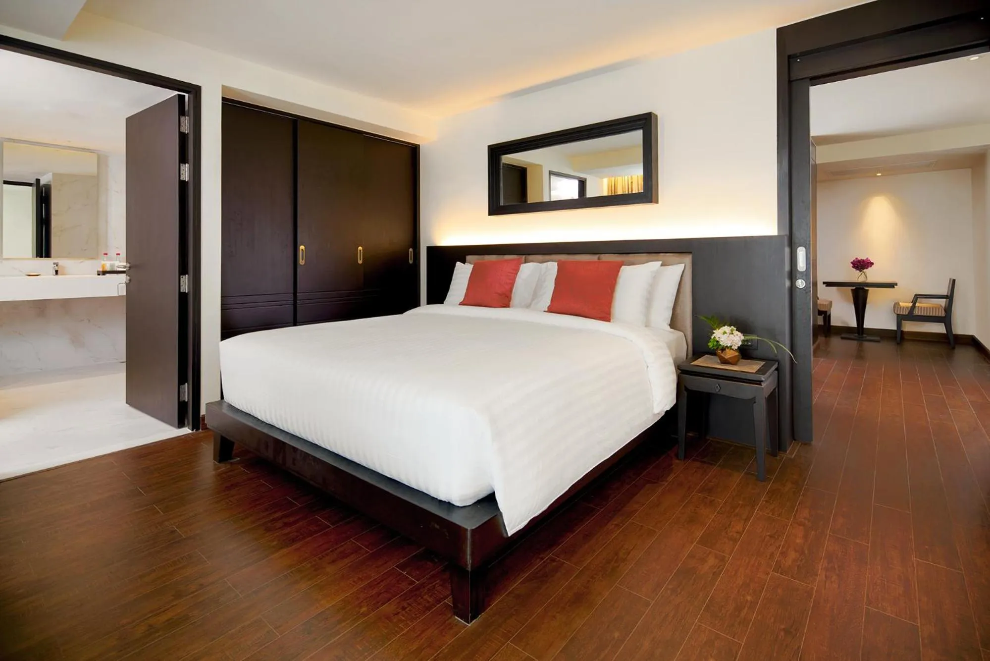 Bedroom, Bed in Mövenpick Hotel Sukhumvit 15 Bangkok