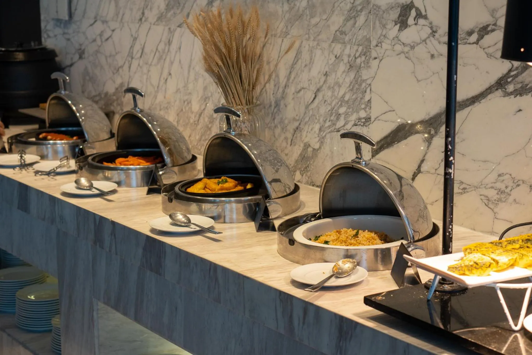 Lounge or bar in Mövenpick Hotel Sukhumvit 15 Bangkok