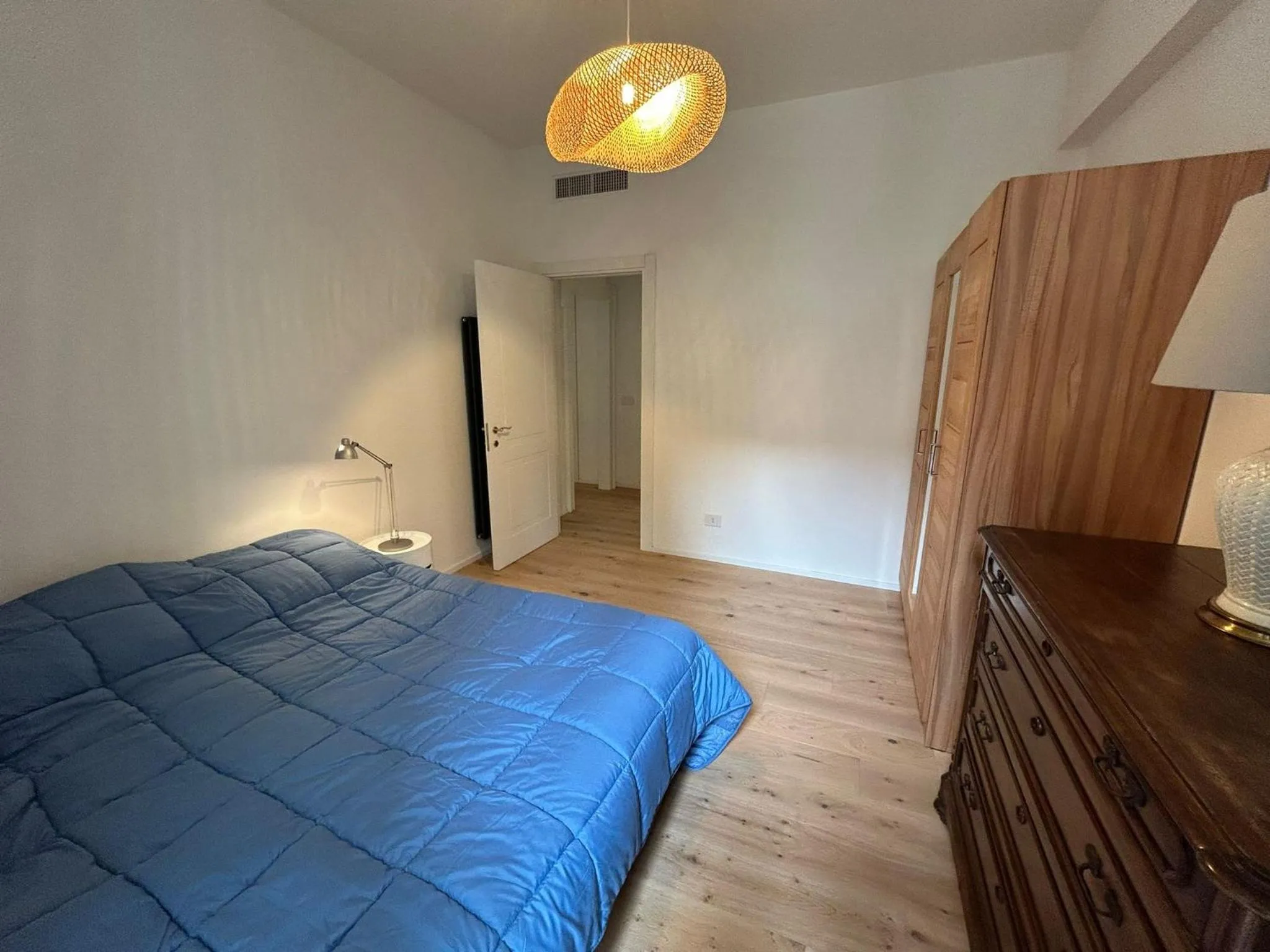 Bed in Room in Stunning Central Open Space Apartment