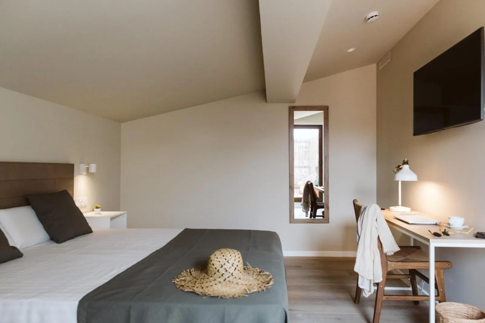 Bed in Lindala Natural