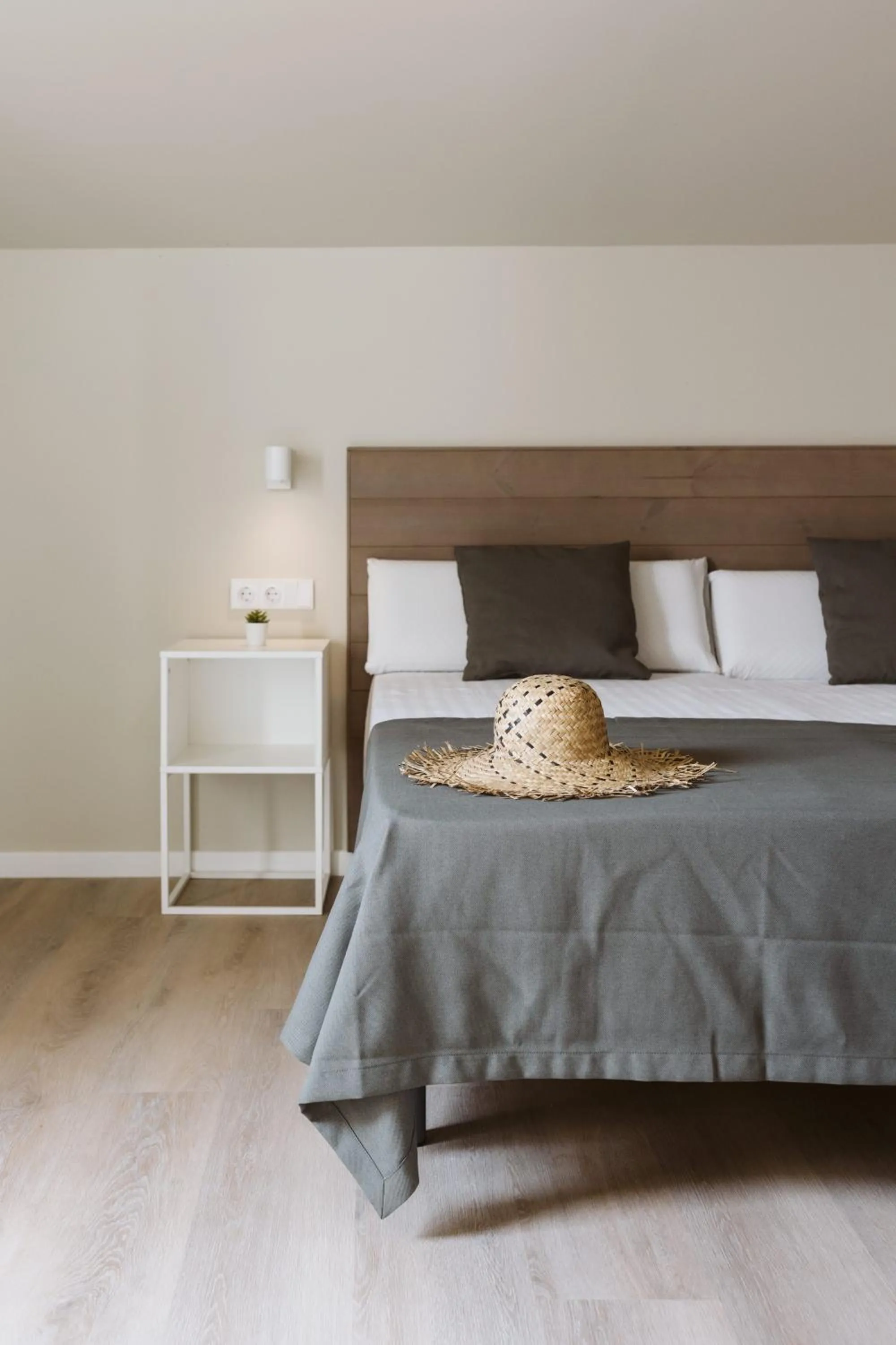 Bed in Lindala Natural