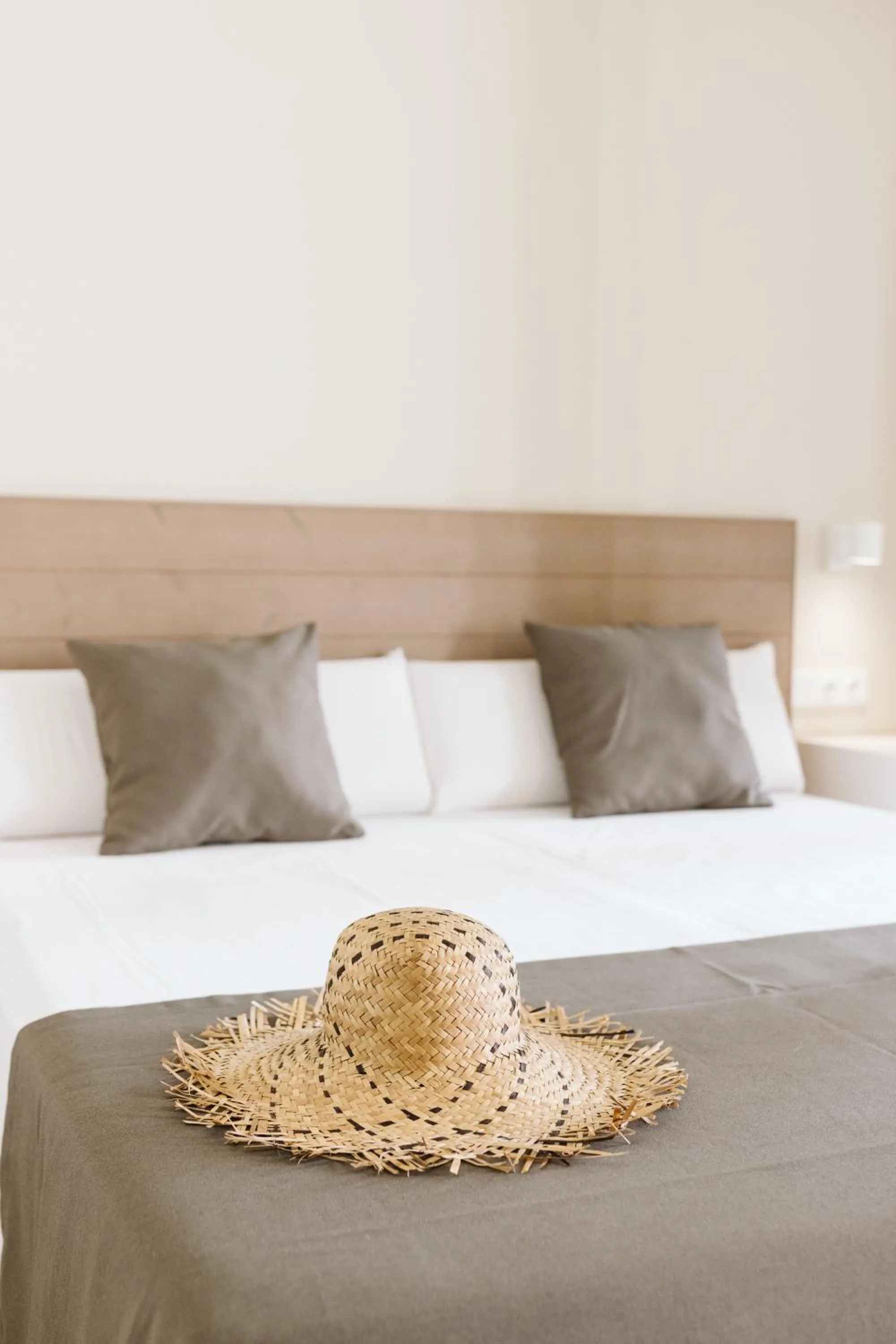 Bed in Lindala Natural