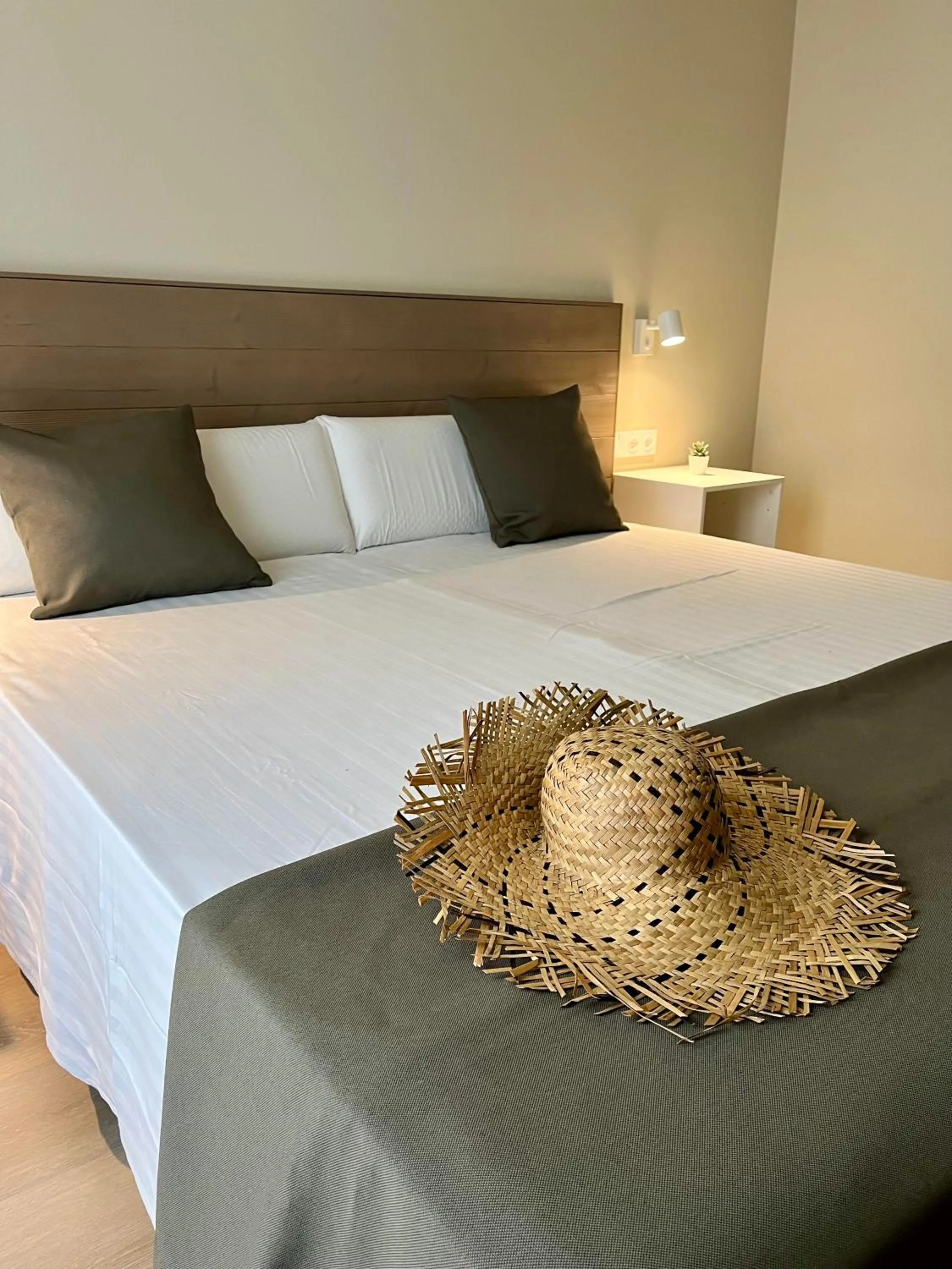 Bed in Lindala Natural