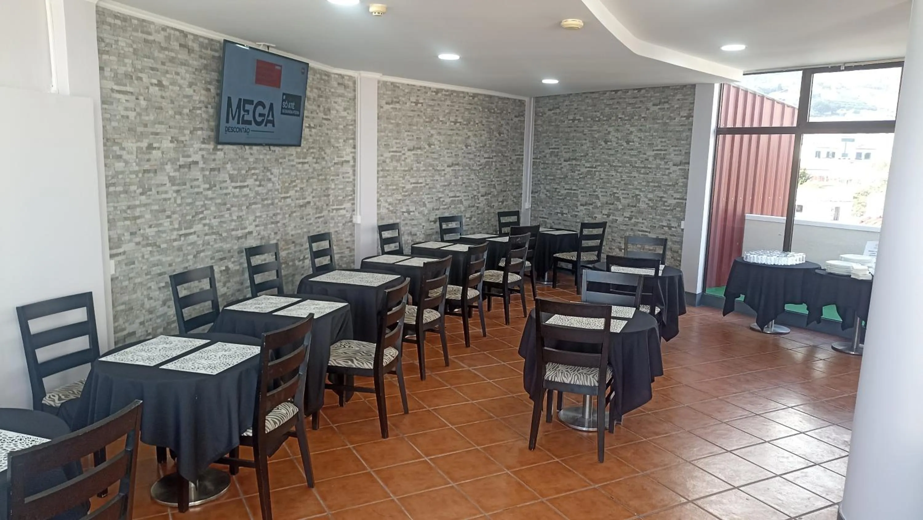 Restaurant/places to eat in Alojamento Central II