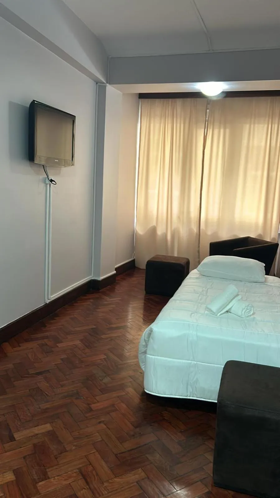 Communal lounge/ TV room, Bed in Alojamento Central II