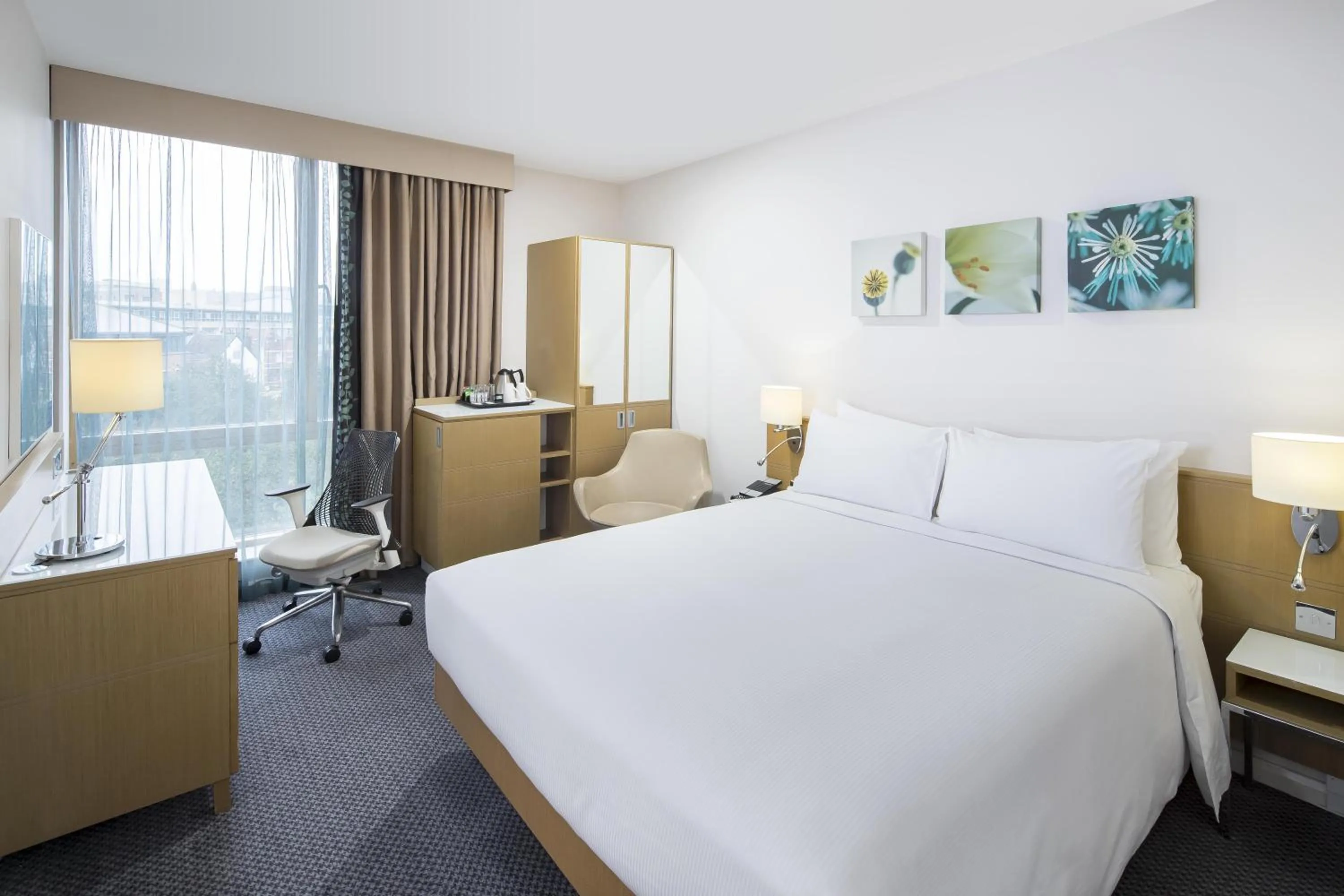 Bedroom, Bed in Hilton Garden Inn Bristol City Centre