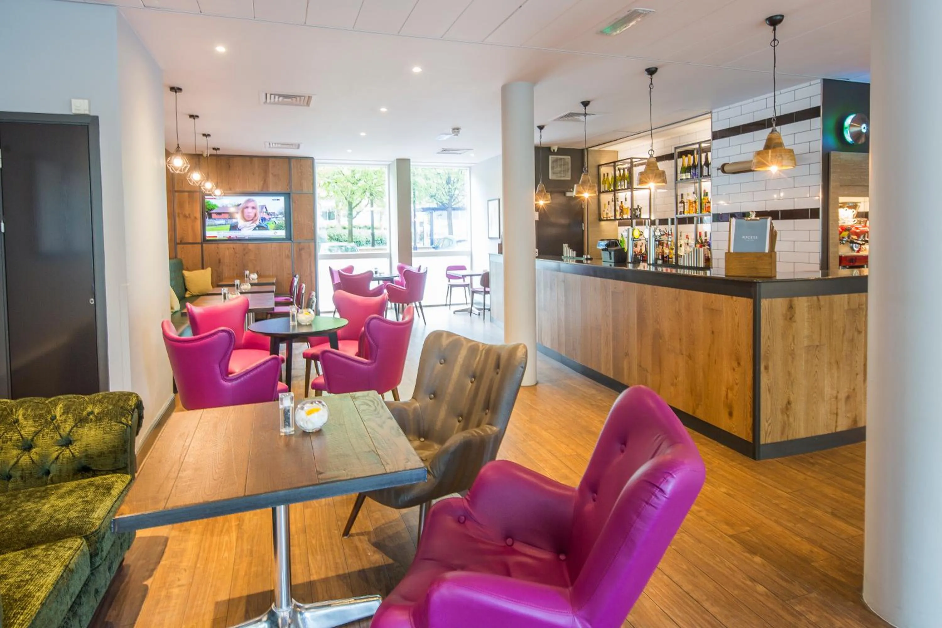 Lounge or bar in Hilton Garden Inn Bristol City Centre