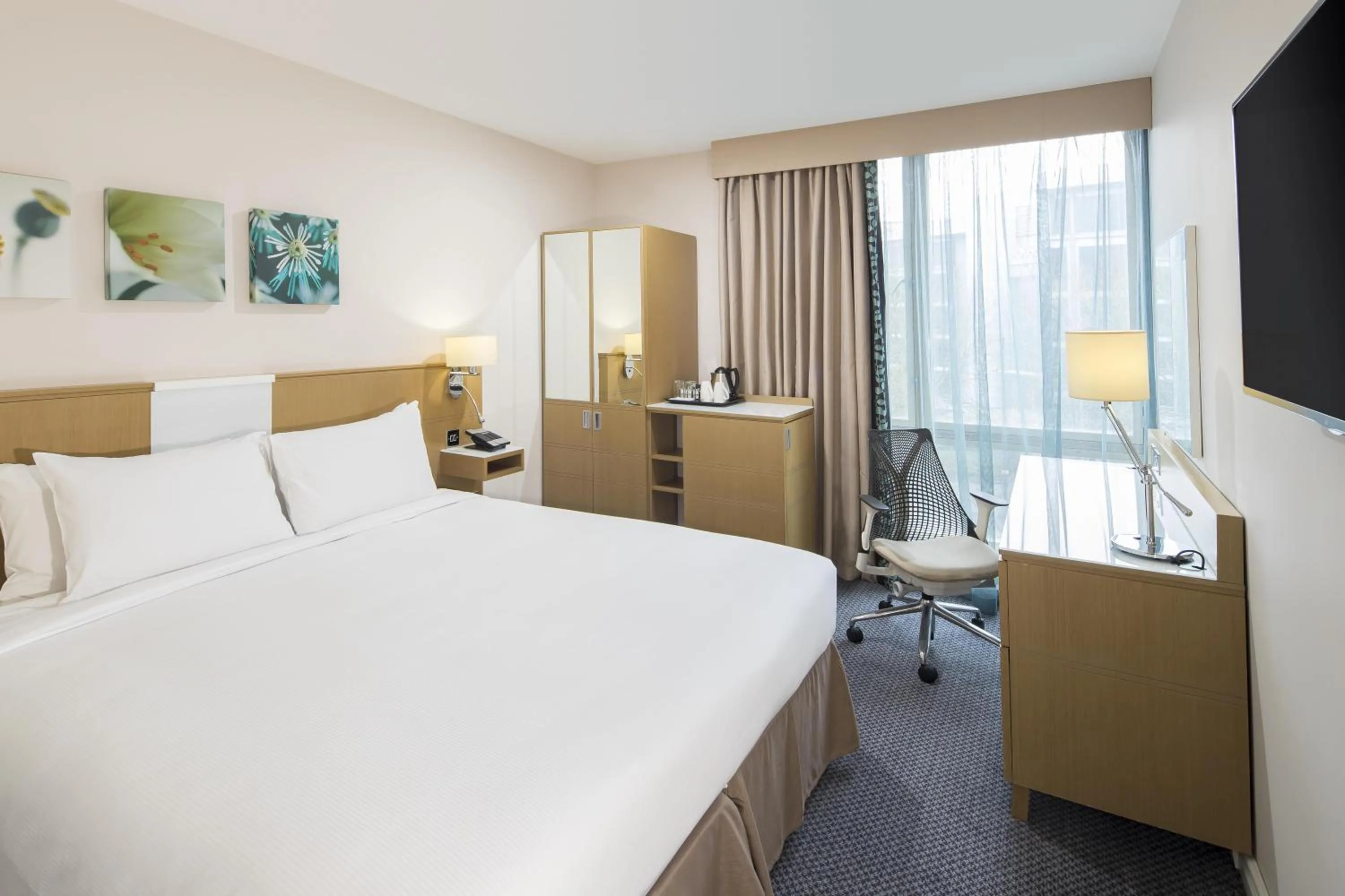 Bedroom, Bed in Hilton Garden Inn Bristol City Centre